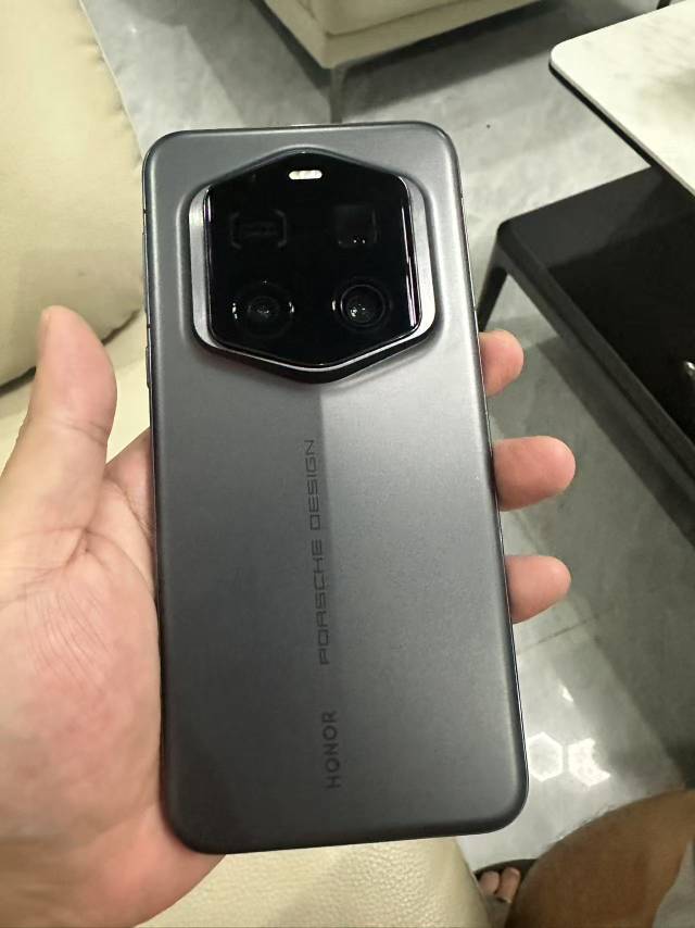 发工资了，买了一部很喜欢的手机


75 / 作者:香港汇丰银行 / 