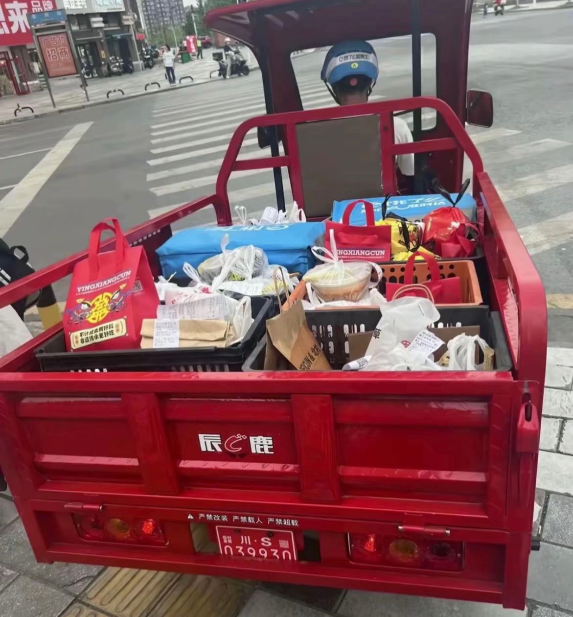 路上看见了个饿了么骑手 想想我家里的啤酒饮料





46 / 作者:陌上花开9698 / 