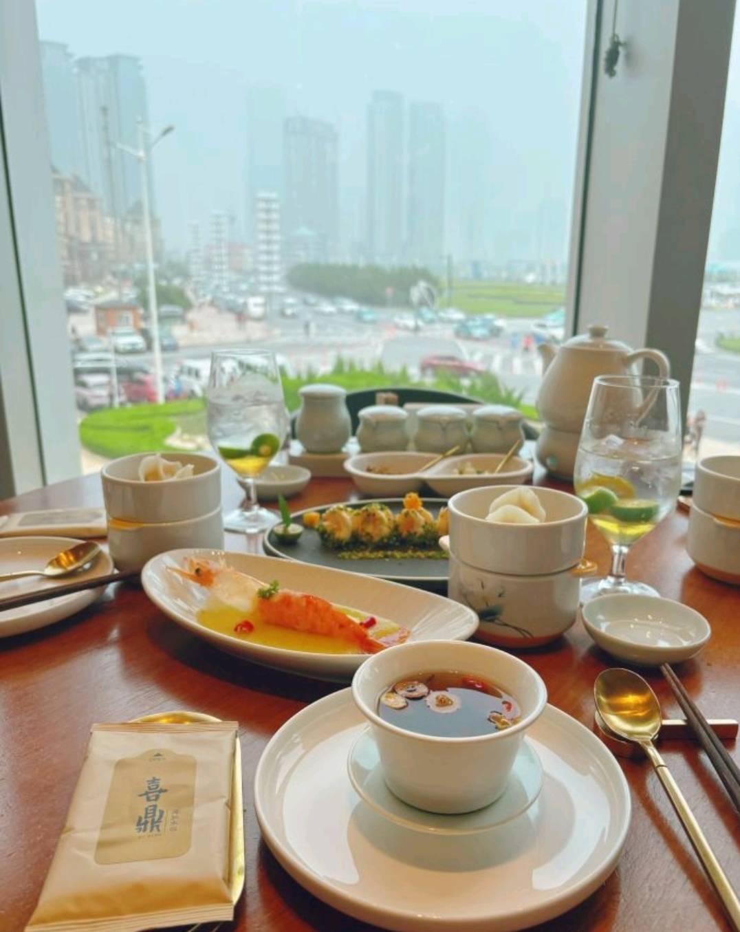 在大连玩两天了，城市挺美，物价也是比较高的。一家三口吃当地喜鼎，6百多刚吃饱。


77 / 作者:两只猴子 / 