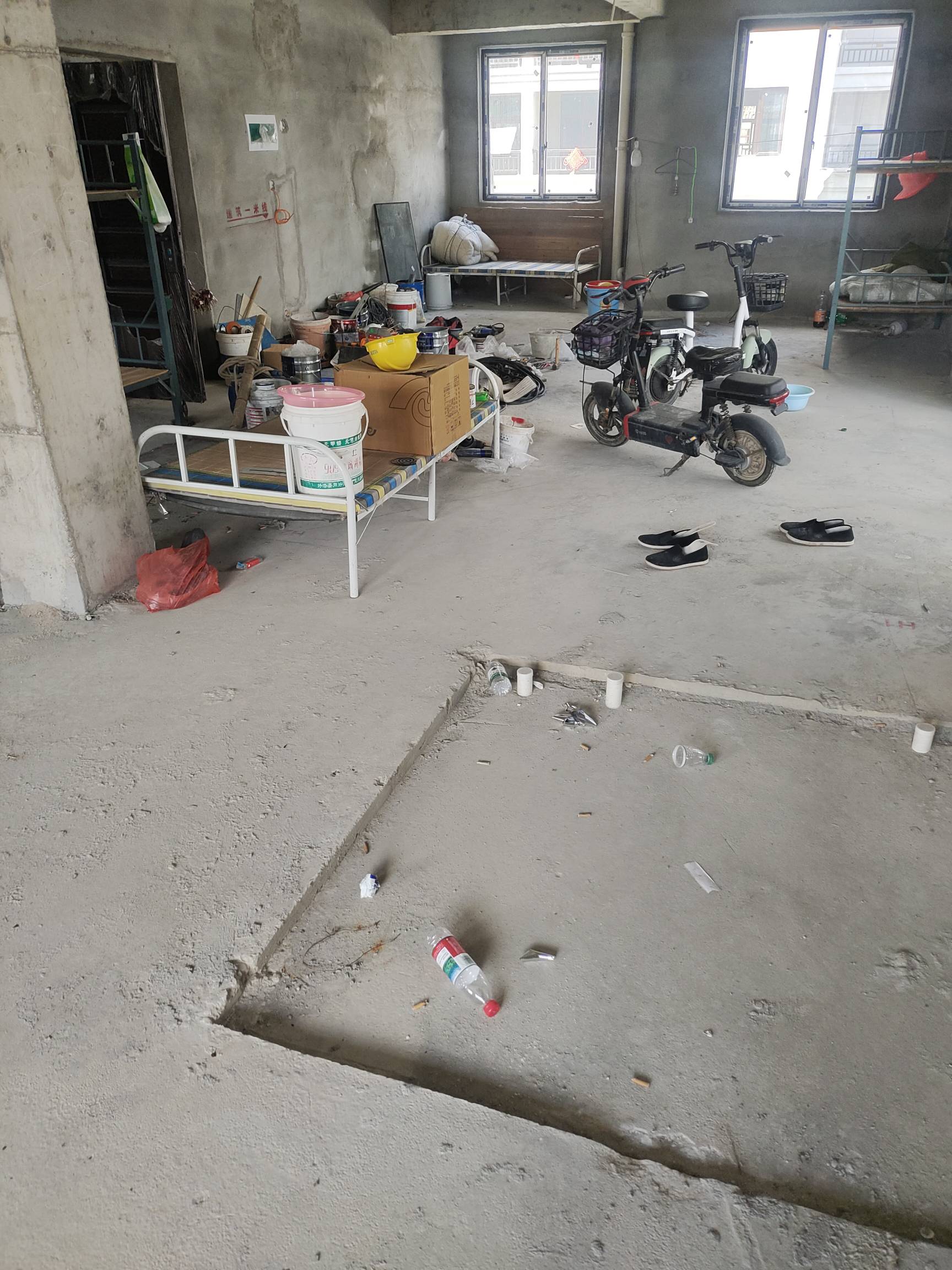 房子还没卖出去呢，就有人住进去了，已经把门反锁了


100 / 作者:坤坤爱打球啊啊 / 