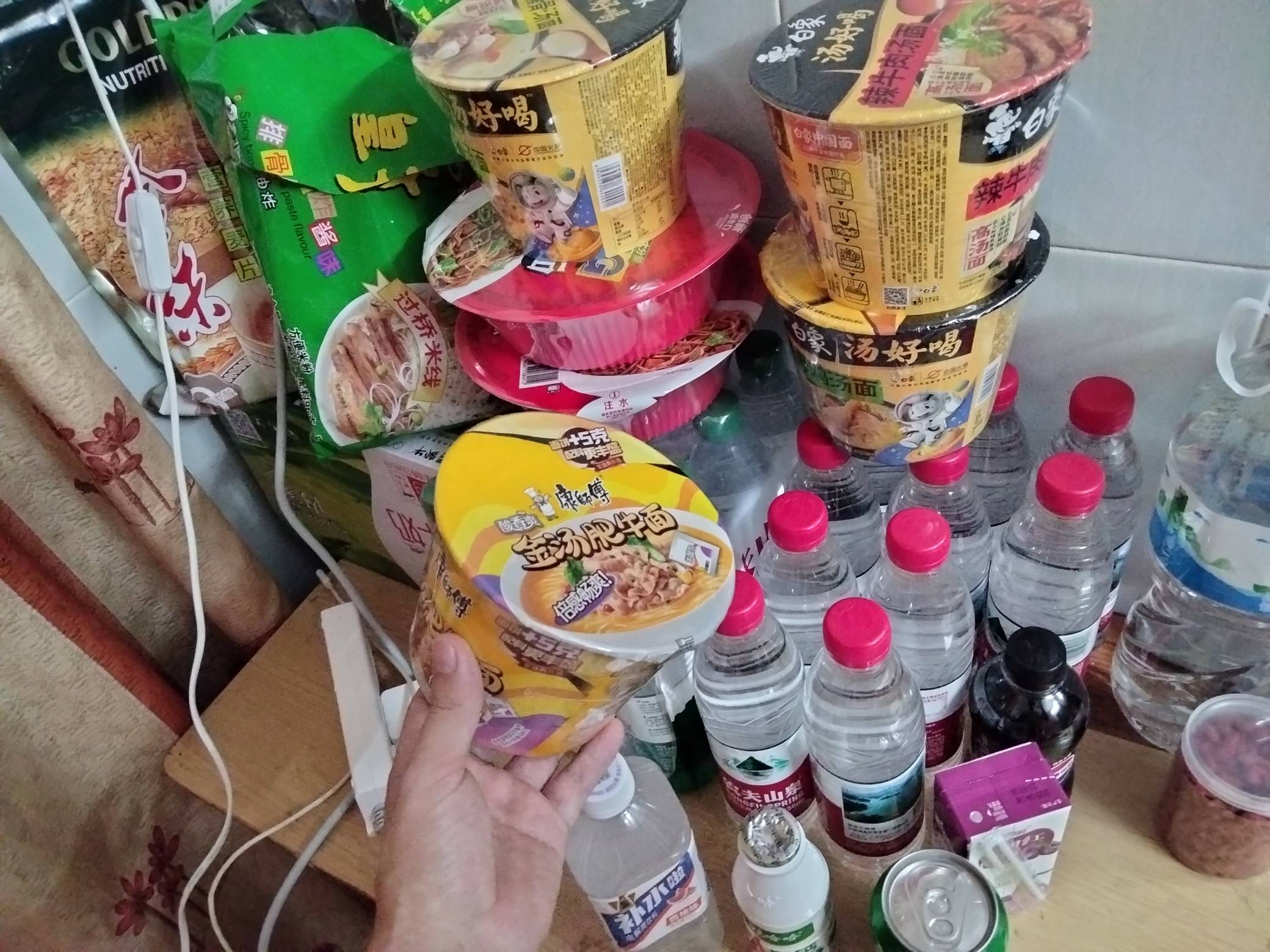 太闷热了这天气，肚子有点饿想吃泡面，没肉感觉没胃口，打开饿了么想点个烧烤，一看几52 / 作者:我要发财. / 