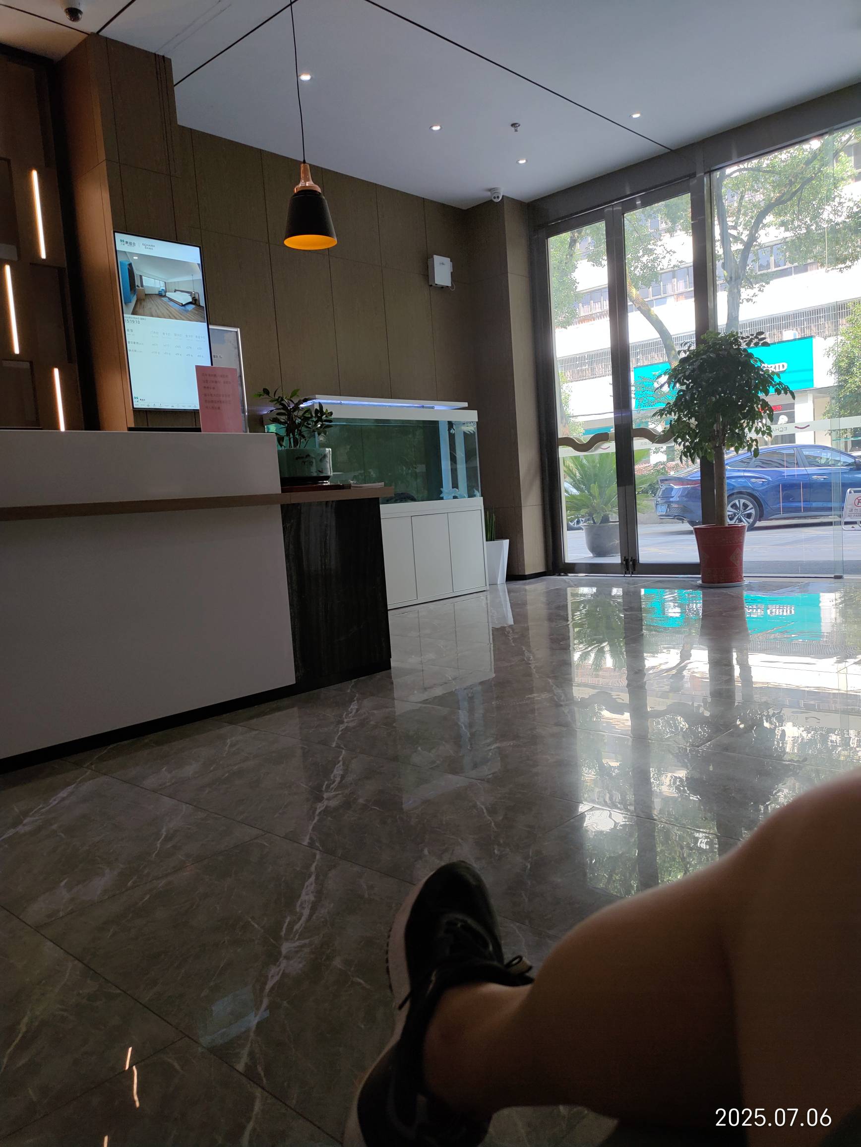 瘫痪酒店，吃点挂比早餐，继续瘫痪，吹挂比风扇难受




70 / 作者:小风追云 / 