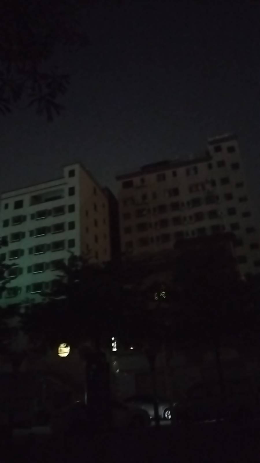 竟然停电了

15 / 作者:小小鸟@ / 