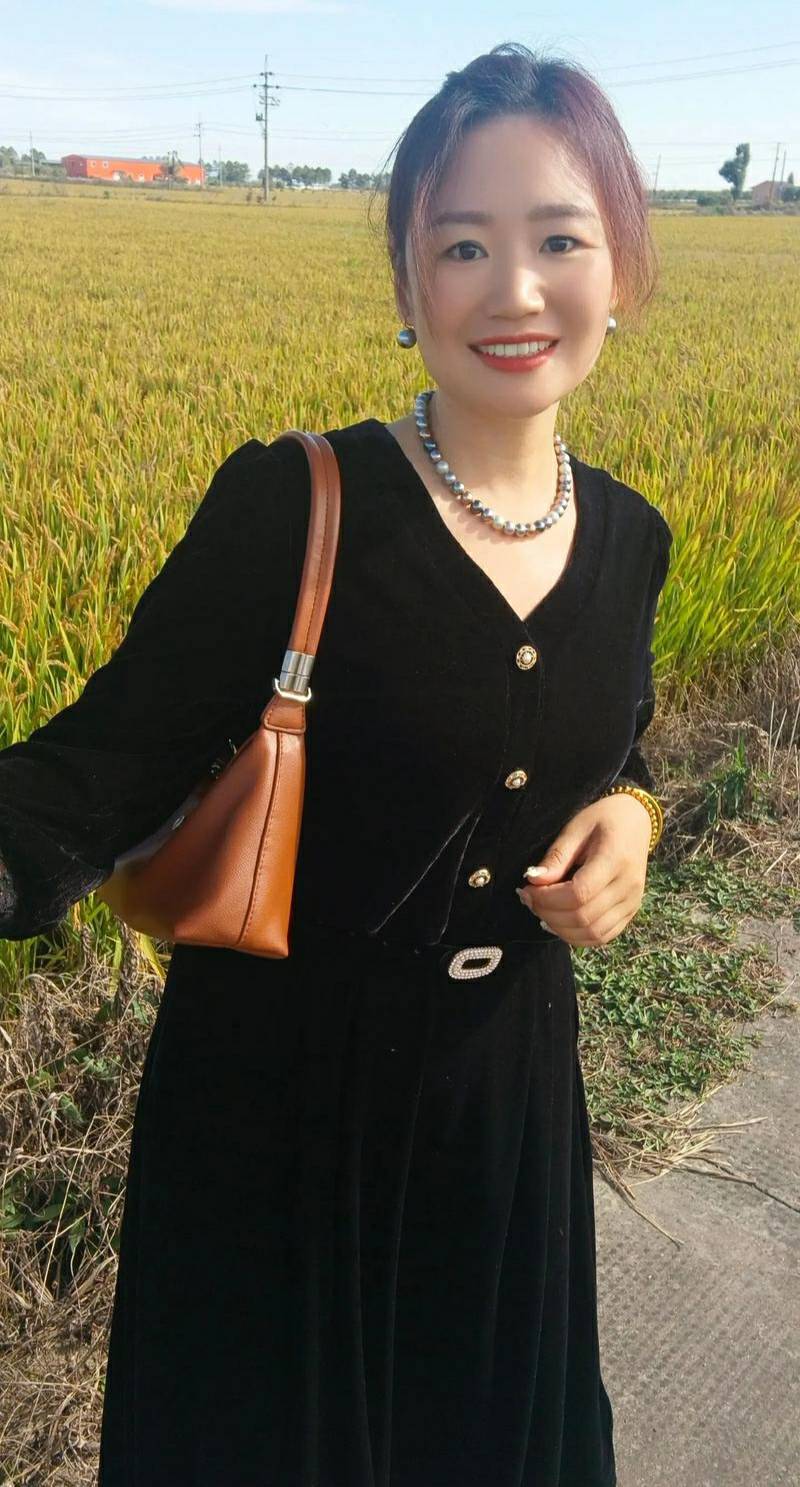 小时候同村的玩伴比我大8岁，在城里做驻家保姆每月8000，回村都穿着光鲜亮丽



86 / 作者:青草地 / 