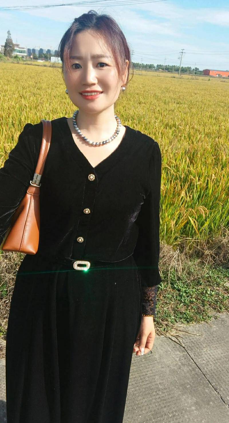 小时候同村的玩伴比我大8岁，在城里做驻家保姆每月8000，回村都穿着光鲜亮丽



29 / 作者:青草地 / 
