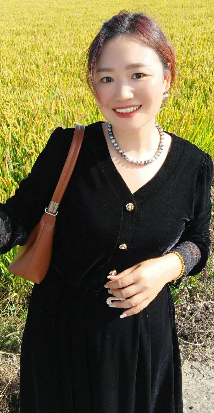 小时候同村的玩伴比我大8岁，在城里做驻家保姆每月8000，回村都穿着光鲜亮丽



45 / 作者:青草地 / 