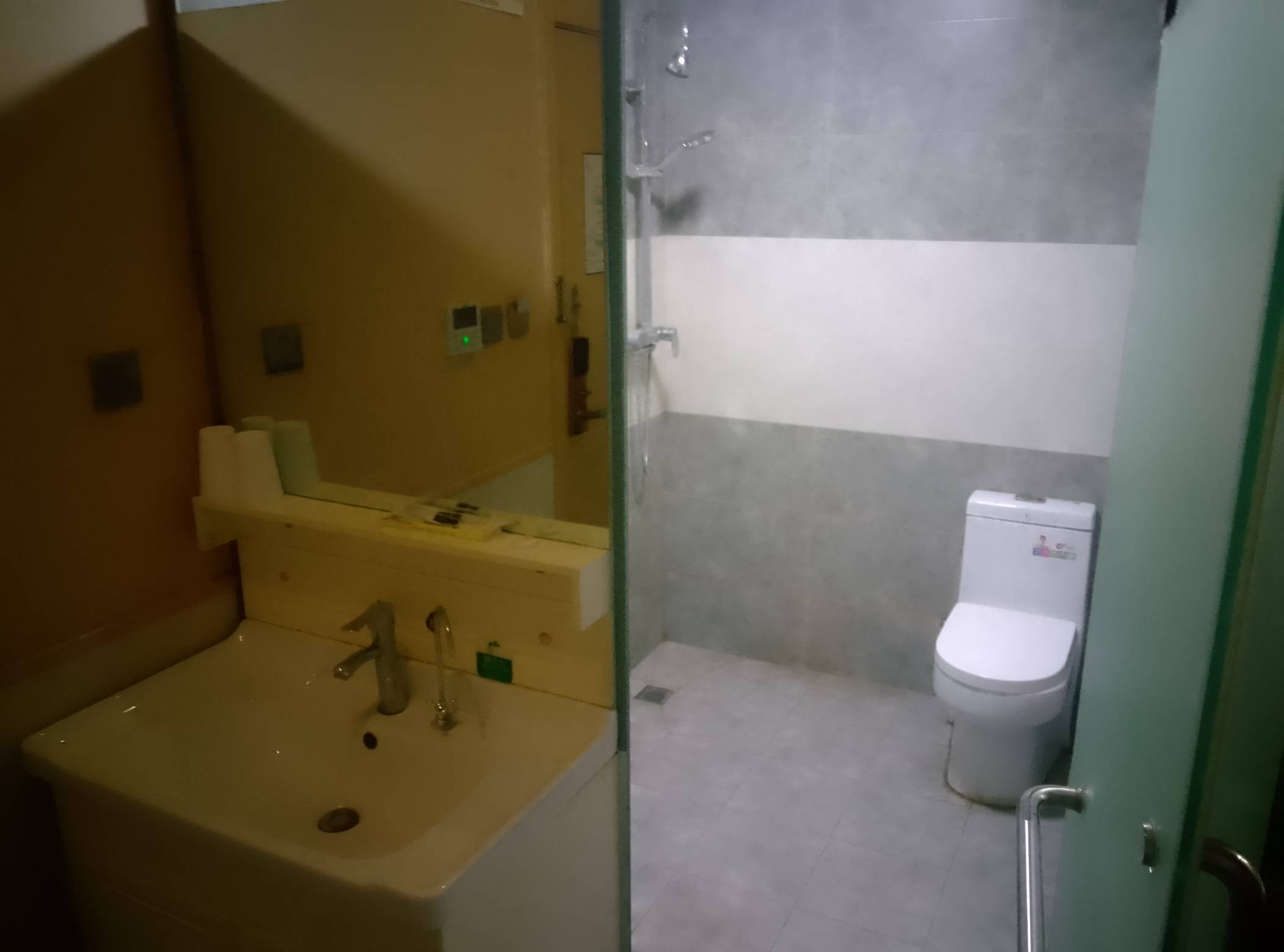 挂壁机像素一言难尽，美团50块钱。空调房看电视鲁毛。.丝生活。




26 / 作者:墨镜探长 / 