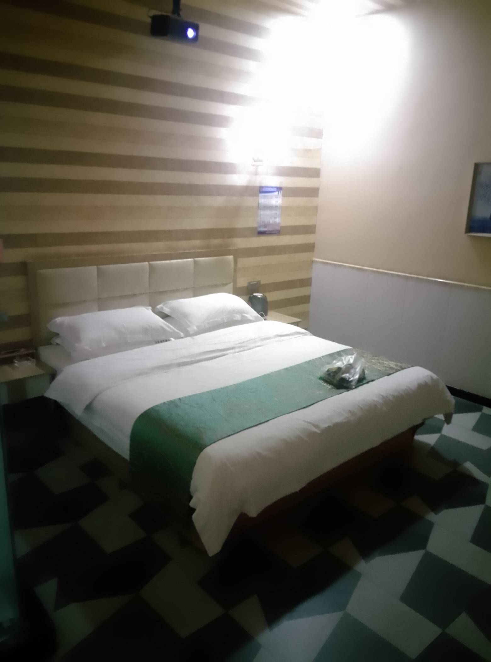 挂壁机像素一言难尽，美团50块钱。空调房看电视鲁毛。.丝生活。




58 / 作者:墨镜探长 / 