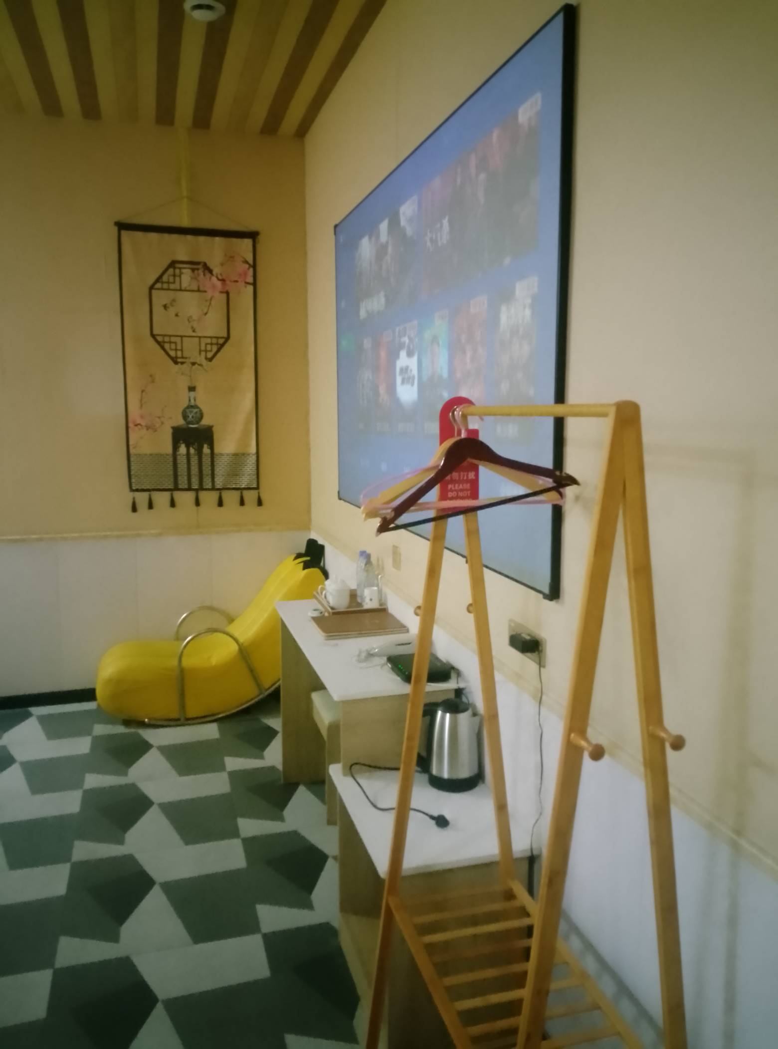 挂壁机像素一言难尽，美团50块钱。空调房看电视鲁毛。.丝生活。




68 / 作者:墨镜探长 / 