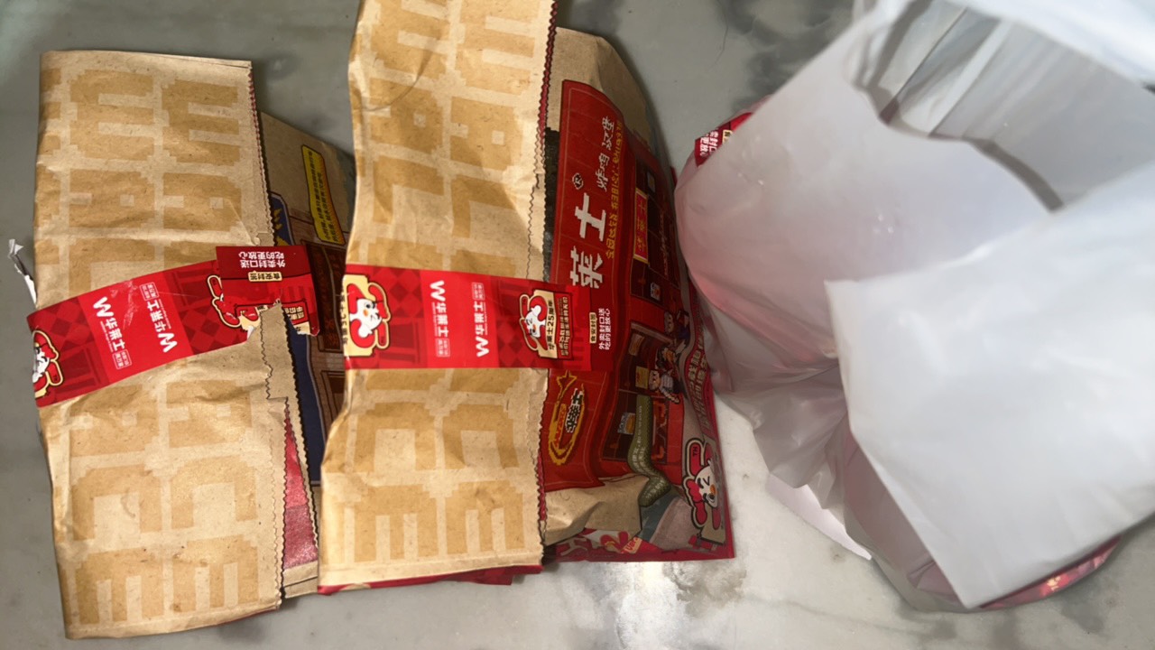 外卖到了，外面下大雨，还得到了外卖小哥的感谢，说我分多个号下同一地址的单，他配送68 / 作者:等我回家. / 