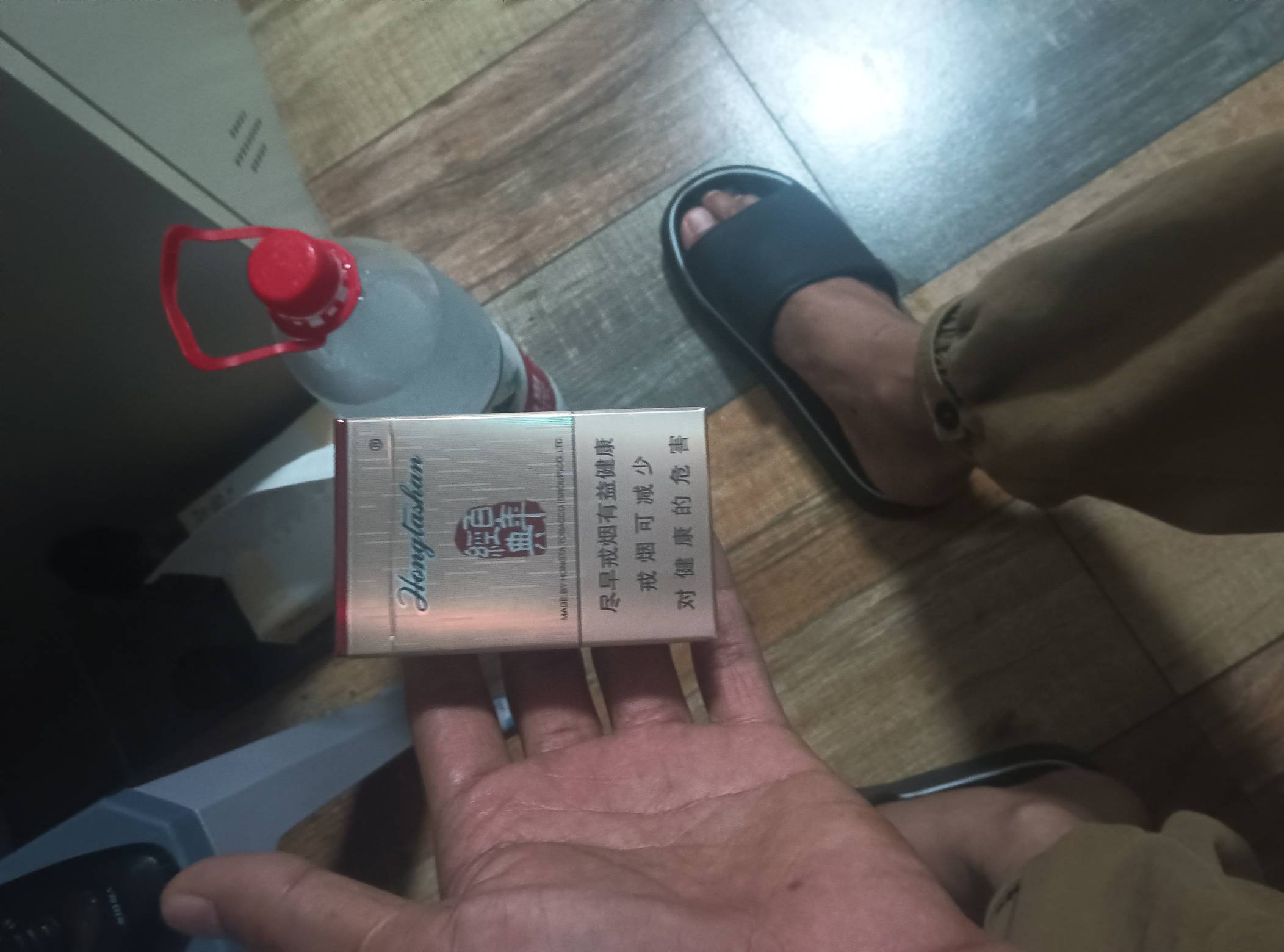 不容易啊搞了两个多小时，凑够17毛一包塔山一瓶冰水明天才发工资累

98 / 作者:凯德拉哥 / 