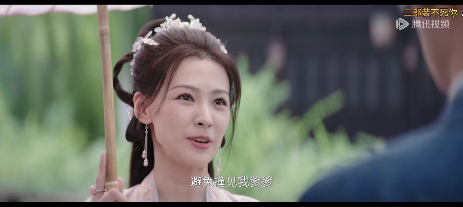 别人叫号在银行柜台取三万五万。我注销个养老金都不会操作还围了几个工作人员好丢人。56 / 作者:墨镜探长 / 