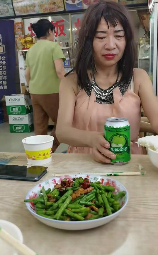 晚上和老姐妹一起吃夜宵   周边的人都看着我两  我好害羞

39 / 作者:阿同特no / 