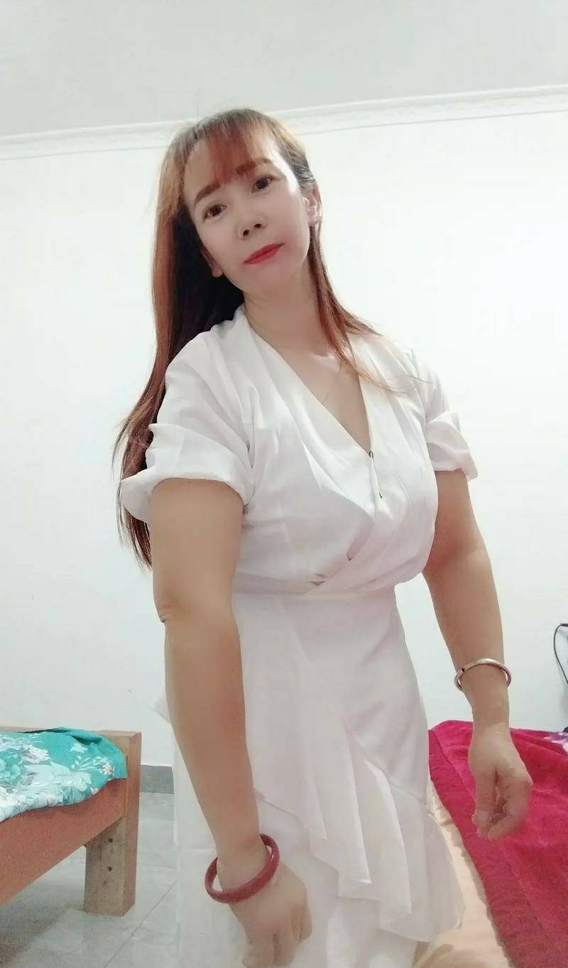 今天休息去老姐家里玩，她在厂里是做打包那块的，刚才她也下载了贝壳我在旁边教她



2 / 作者:青草地 / 
