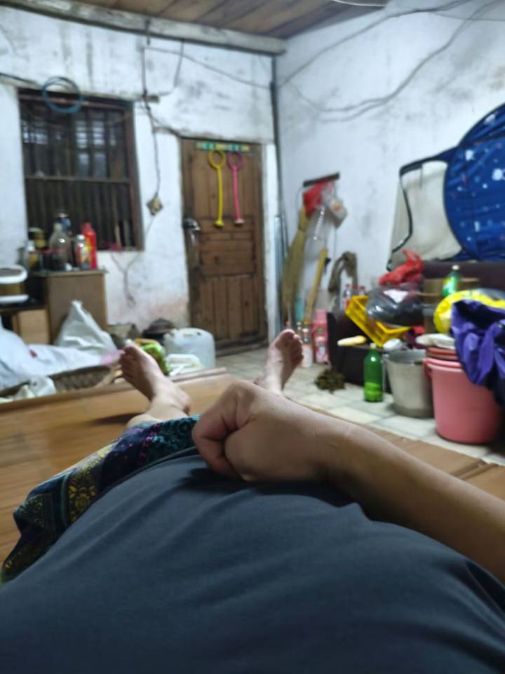 下了一天雨，挂壁房还是好闷热啊。
好累啊搬了10个小时东西

72 / 作者:成都熊熊 / 