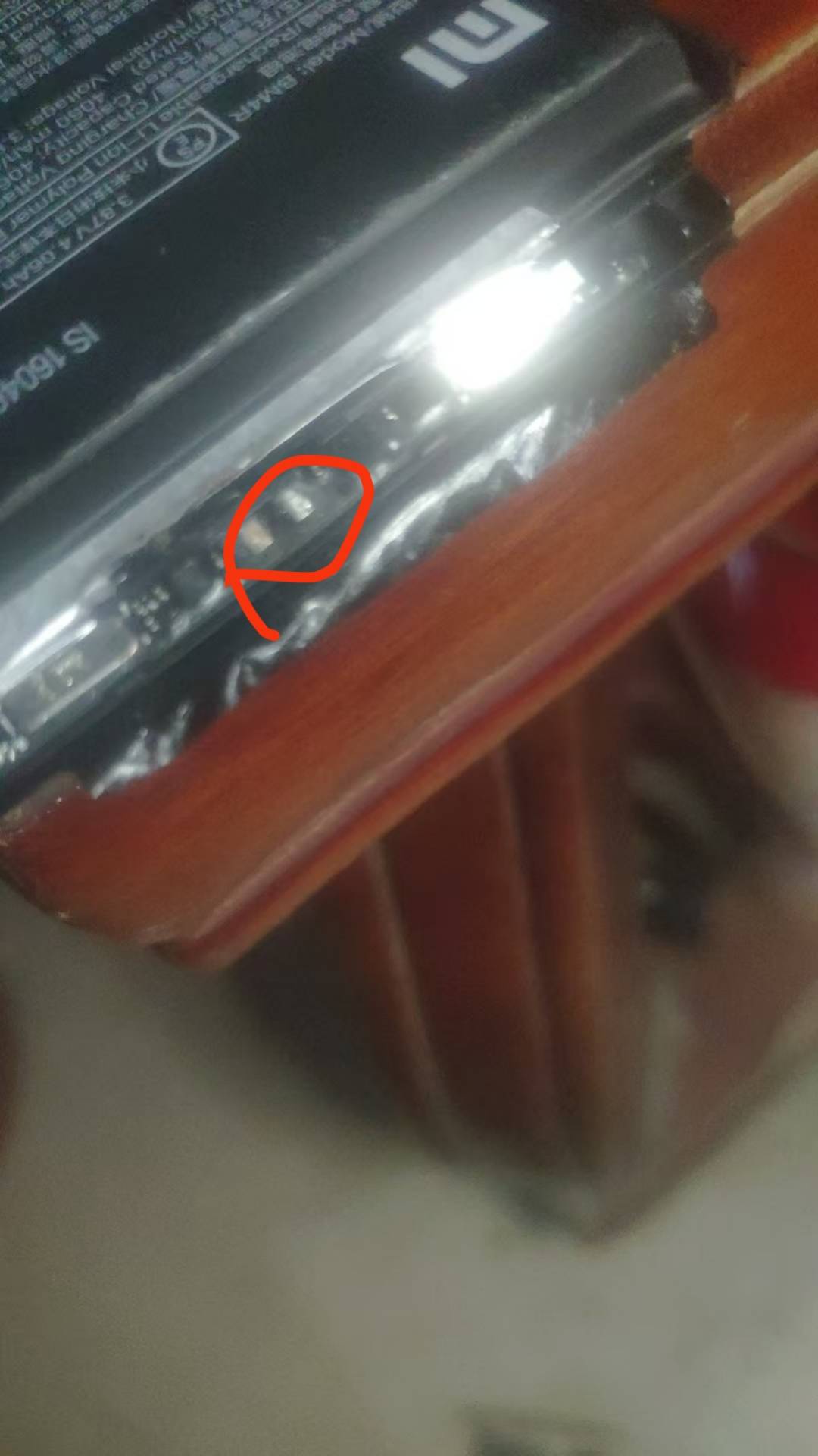 接上贴，手机反复重启供电不足的问题0元解决。 首先我手机插充电器是能正常使用的。拔27 / 作者:申毛度日 / 