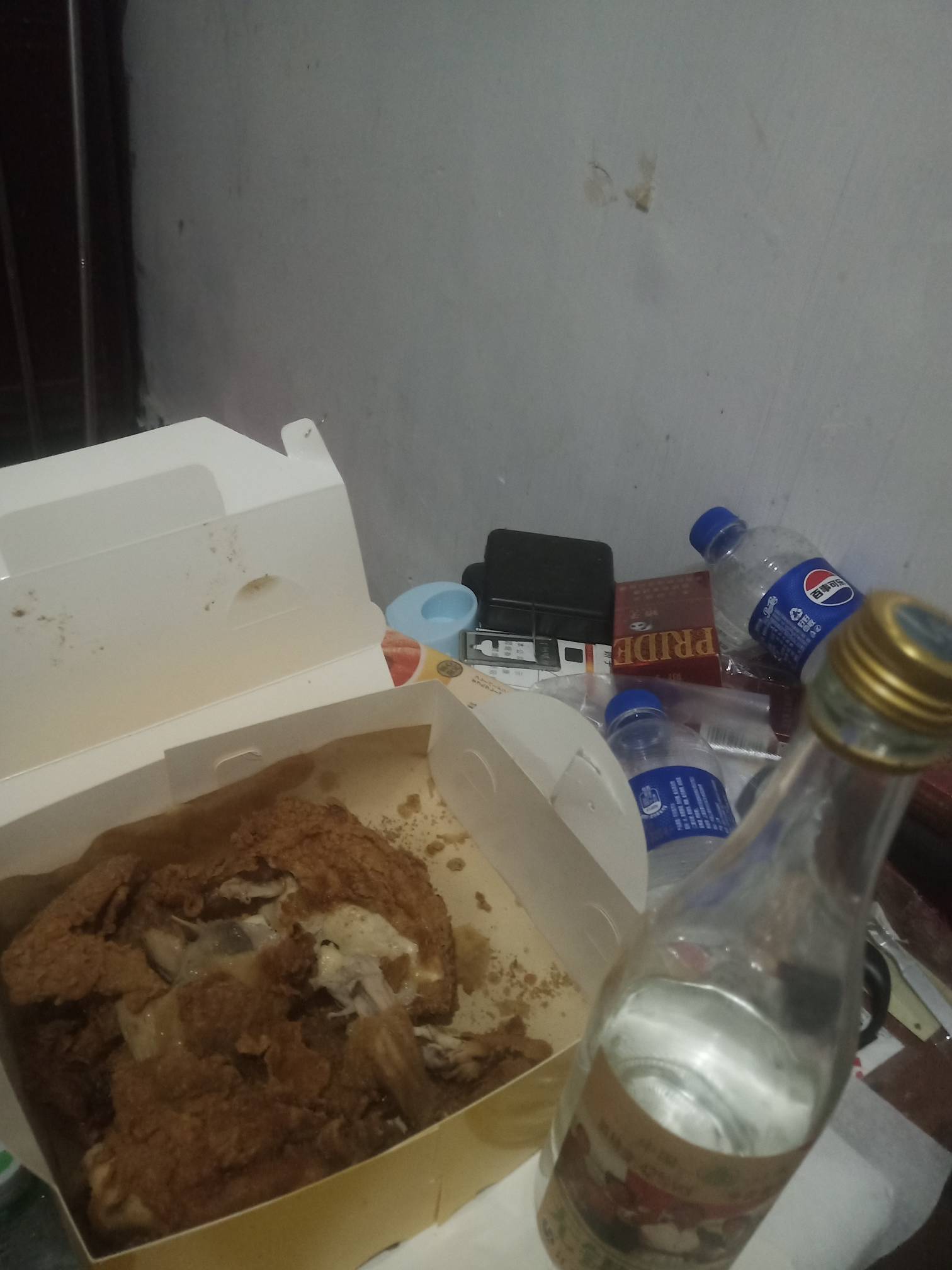 喝上了，炸鸡配白酒，美滋滋，我不喜欢酒的味道，我喜欢半醉半醒的朦胧状态

42 / 作者:晒晒月亮 / 