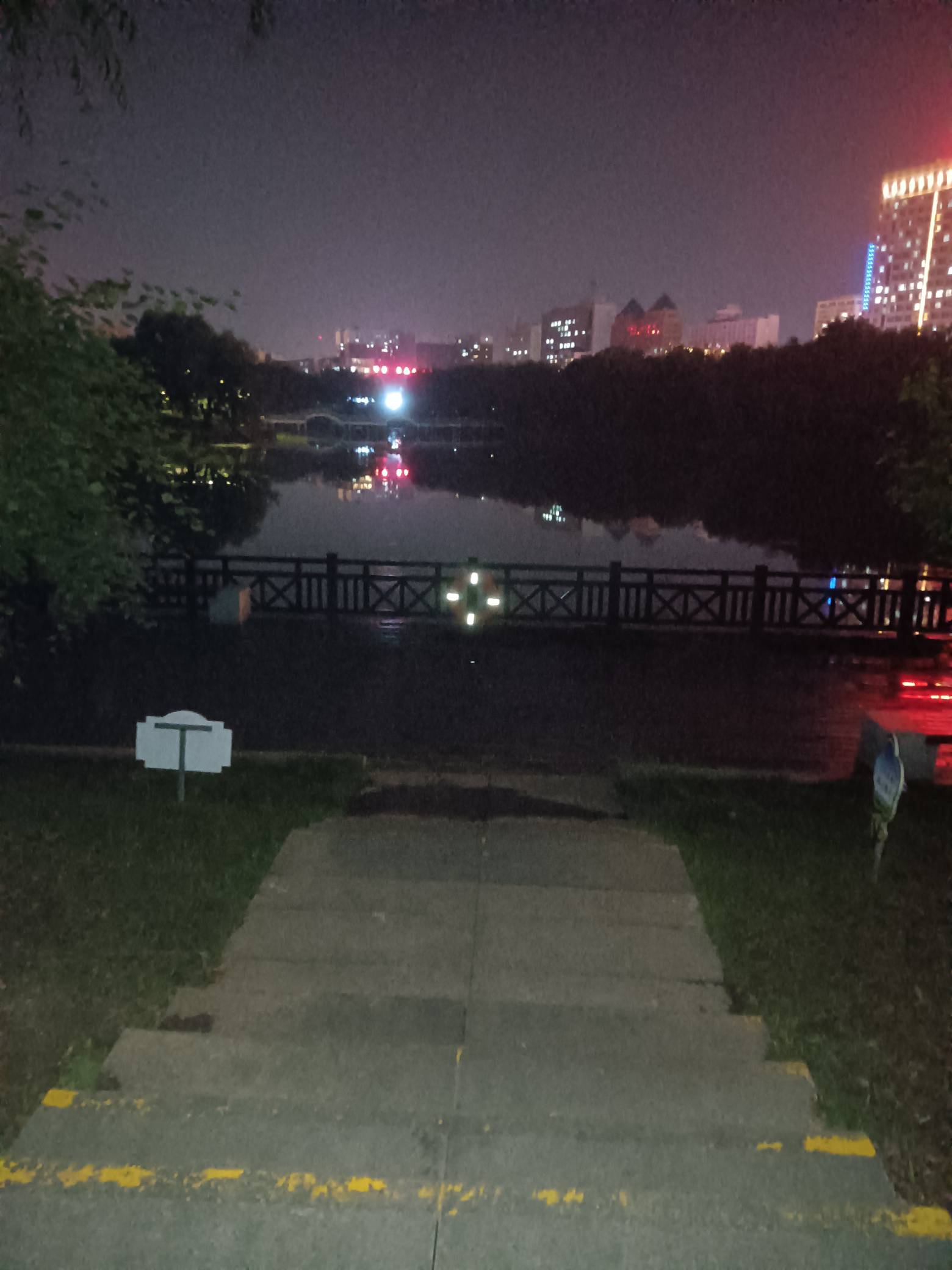 挂壁在公园，






70 / 作者:买辣椒也用券 / 