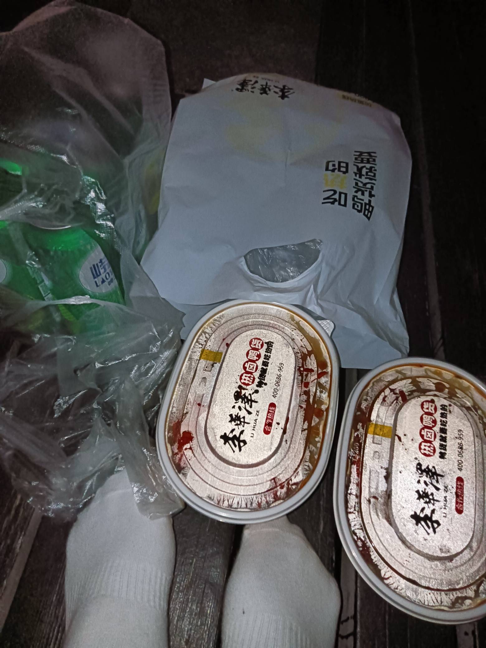 挂壁在公园了，两盒小龙虾70多点，一提啤酒16，一盒红塔山11，公园小分真凉快 蚊子是14 / 作者:买辣椒也用券 / 