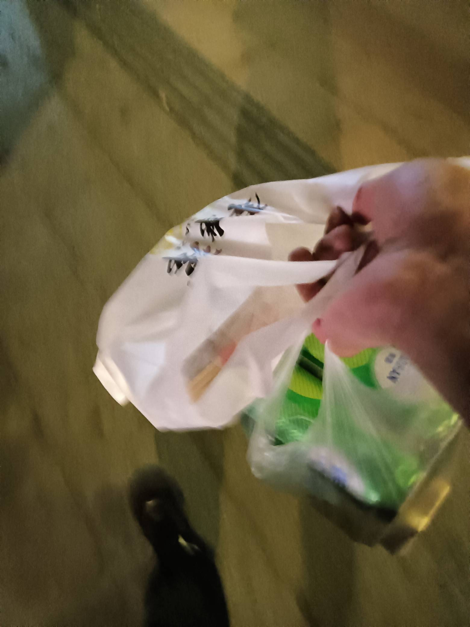 挂壁在公园了，两盒小龙虾70多点，一提啤酒16，一盒红塔山11，公园小分真凉快 蚊子是27 / 作者:买辣椒也用券 / 