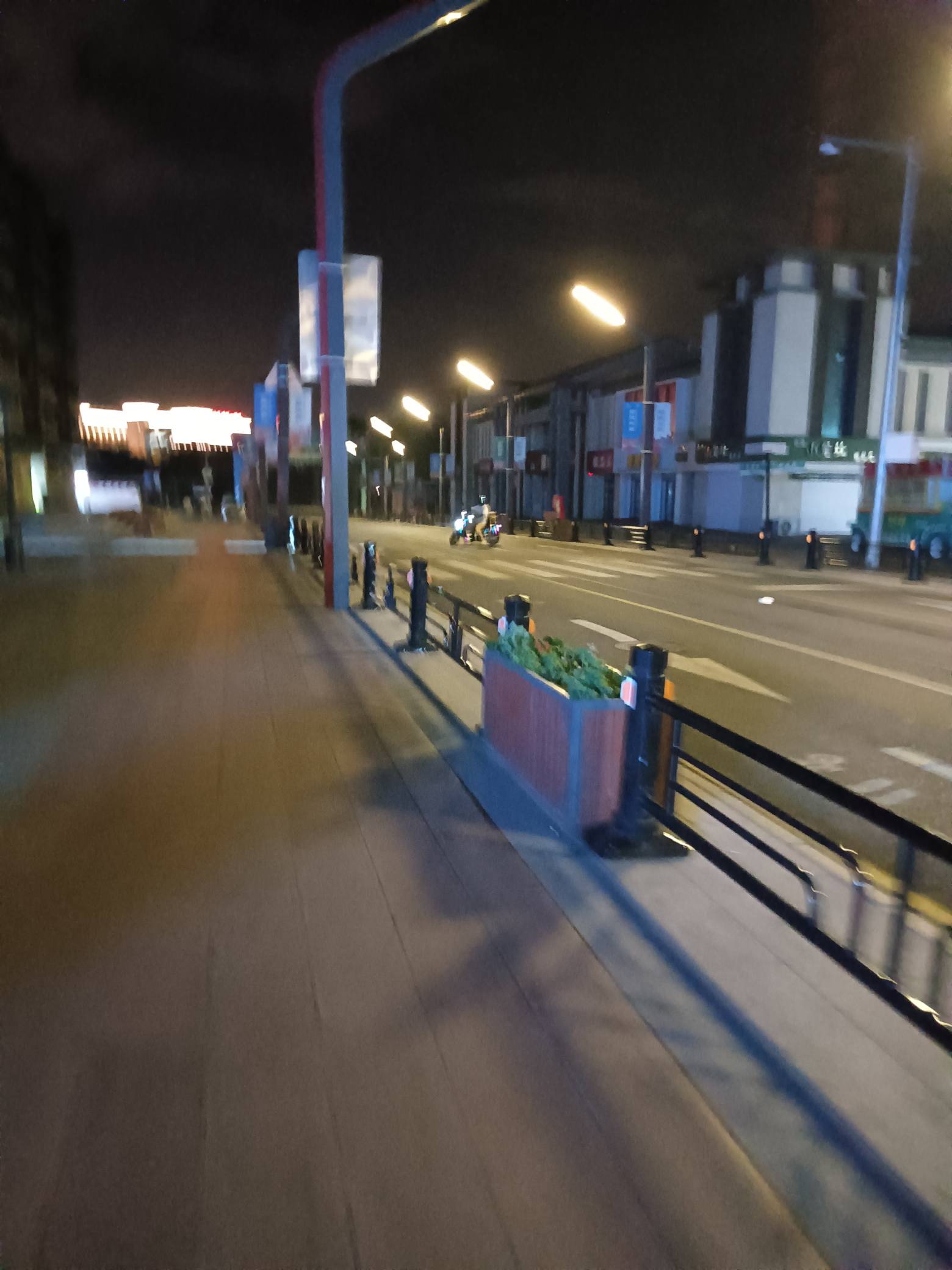 挂壁在公园了，两盒小龙虾70多点，一提啤酒16，一盒红塔山11，公园小分真凉快 蚊子是50 / 作者:买辣椒也用券 / 
