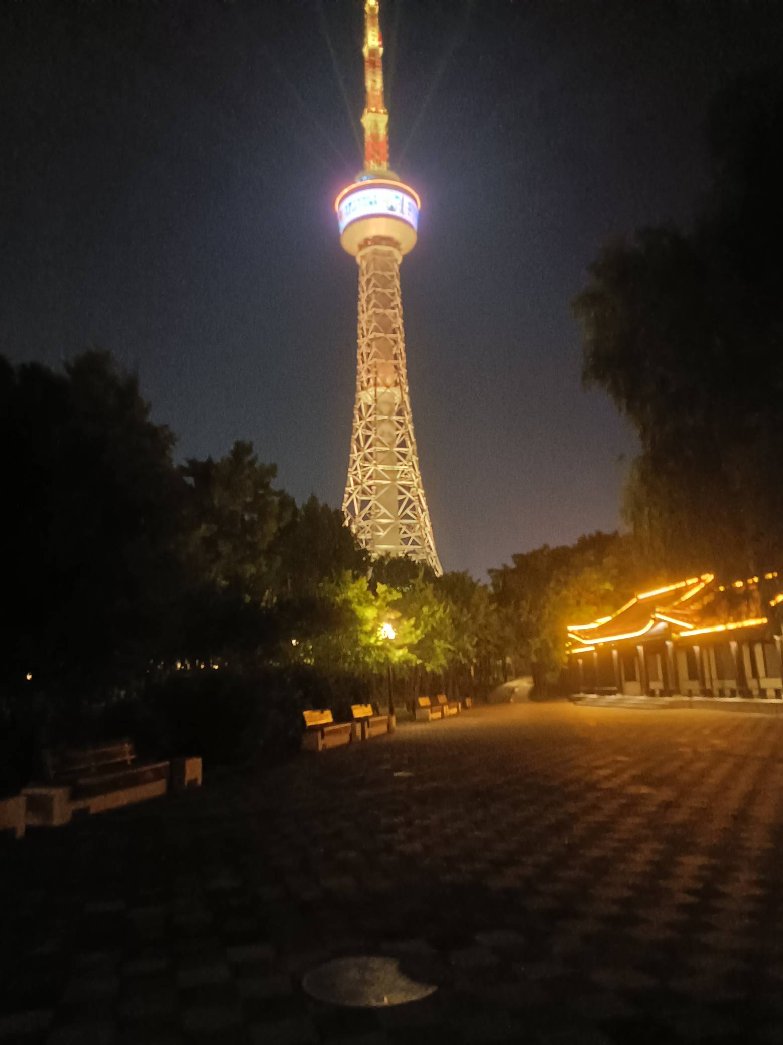 挂壁在公园了，两盒小龙虾70多点，一提啤酒16，一盒红塔山11，公园小分真凉快 蚊子是11 / 作者:买辣椒也用券 / 