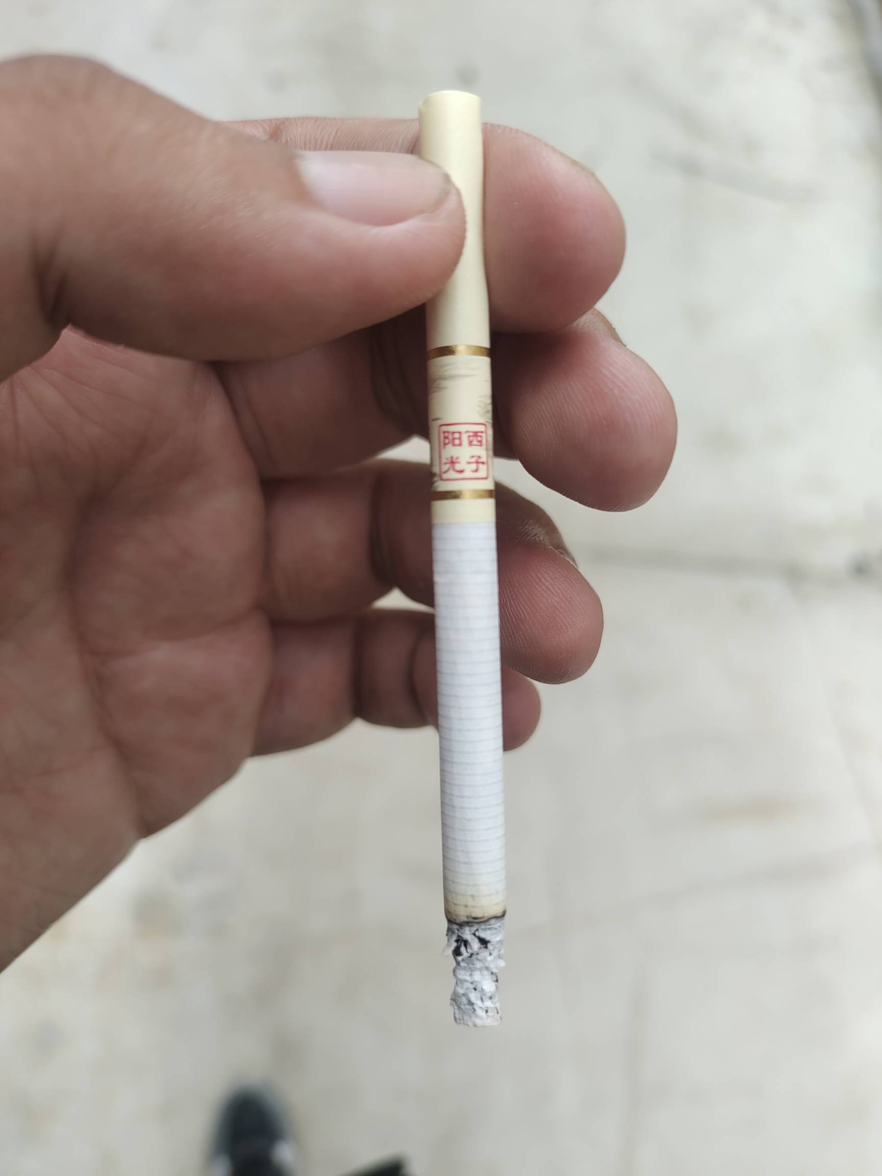 温州人好像都喜欢抽这种烟，我给人家看大门，一天都收到很多根，又细又短，烧的还快，45 / 作者:坤坤爱打球啊啊 / 