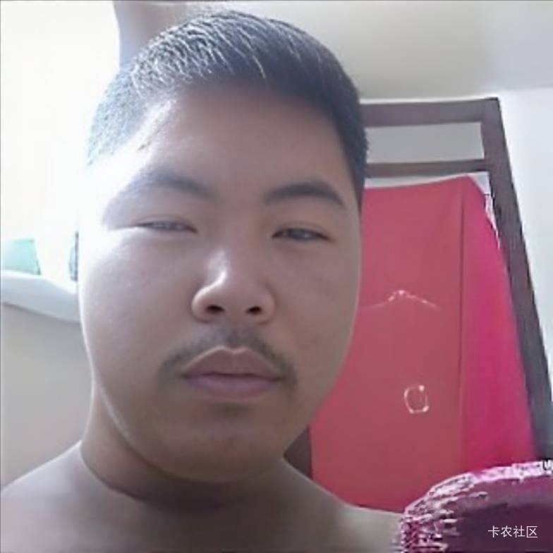读小学的时候，老师让我上台写比喻句

远方山上的石头像一坨

21 / 作者:成都熊熊 / 