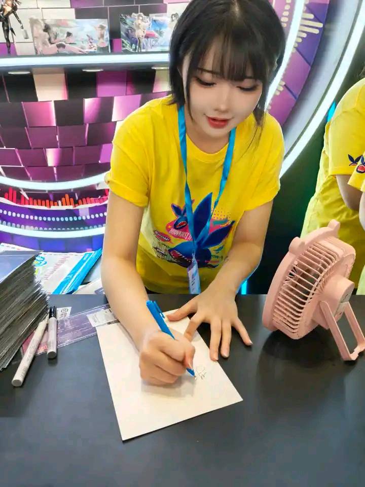 好激动，拿到韩国妹子的签名了！！



19 / 作者:天空的时候给我 / 