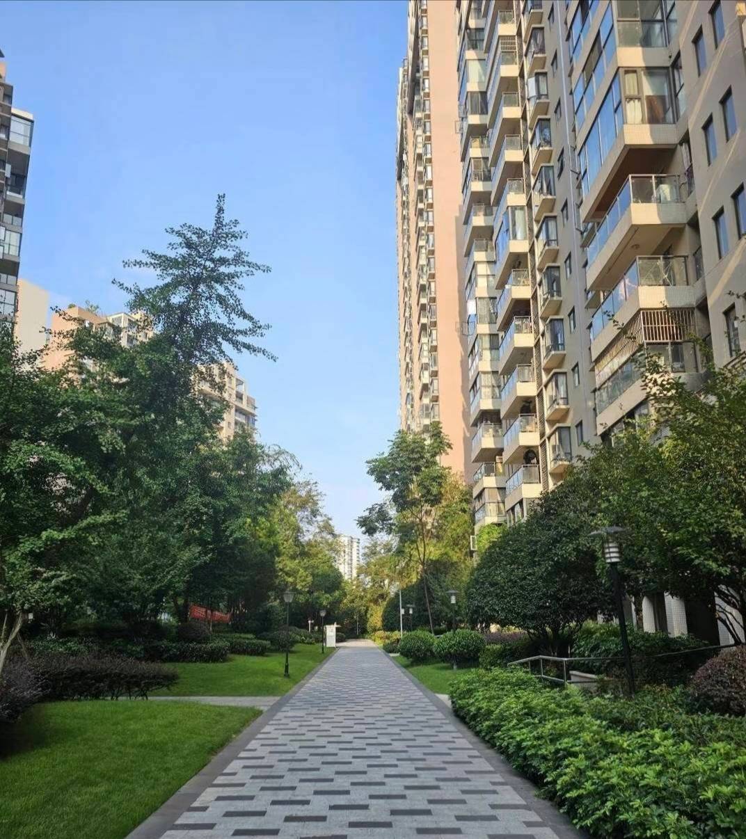 老哥们。我爸在家闲不住养了几箱蜜蜂，现在产出不少蜂蜜。我在网上买的一斤的蜂蜜盒子21 / 作者:墨镜探长 / 