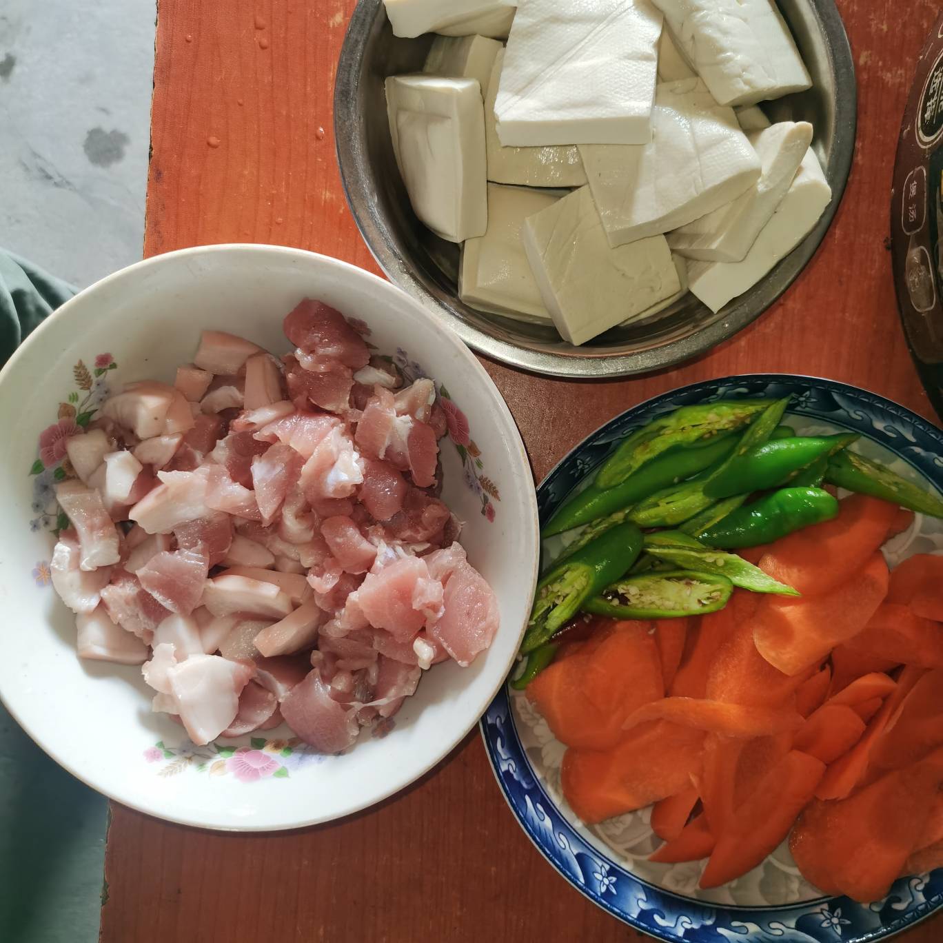 今天可算吃到肉了，吃了半个多月的老干妈。昨晚做的45一下都给花完了。

70 / 作者:不再违规发帖了 / 