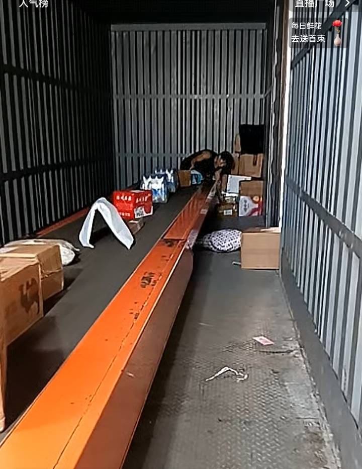 看到这直播我就想起去京东干的那日结，15个小时，下午4点上班干到早上6-7点，都是酒水49 / 作者:吼烦丶 / 