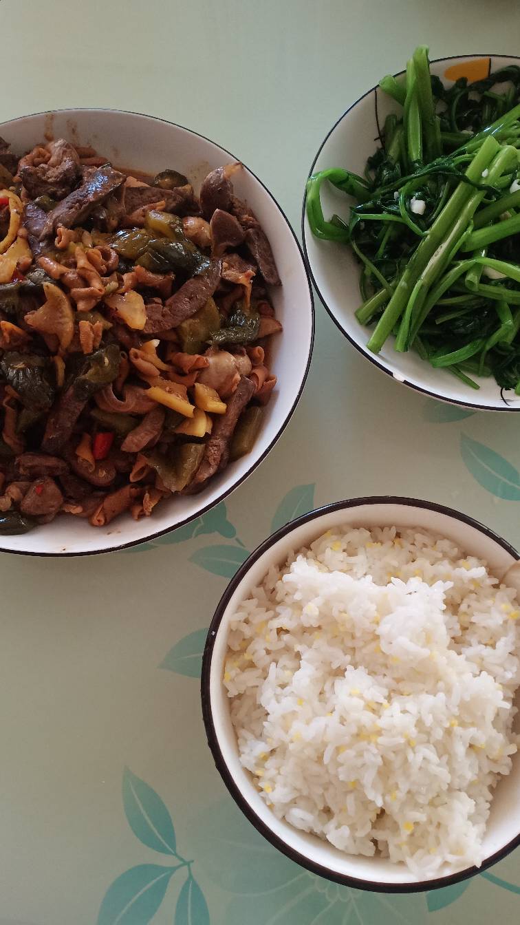 饿了一天没吃饭了，两眼冒金星了……没钱只能买些便宜货来吃了！鸡鸭下水

19 / 作者:曾经拥有～ / 