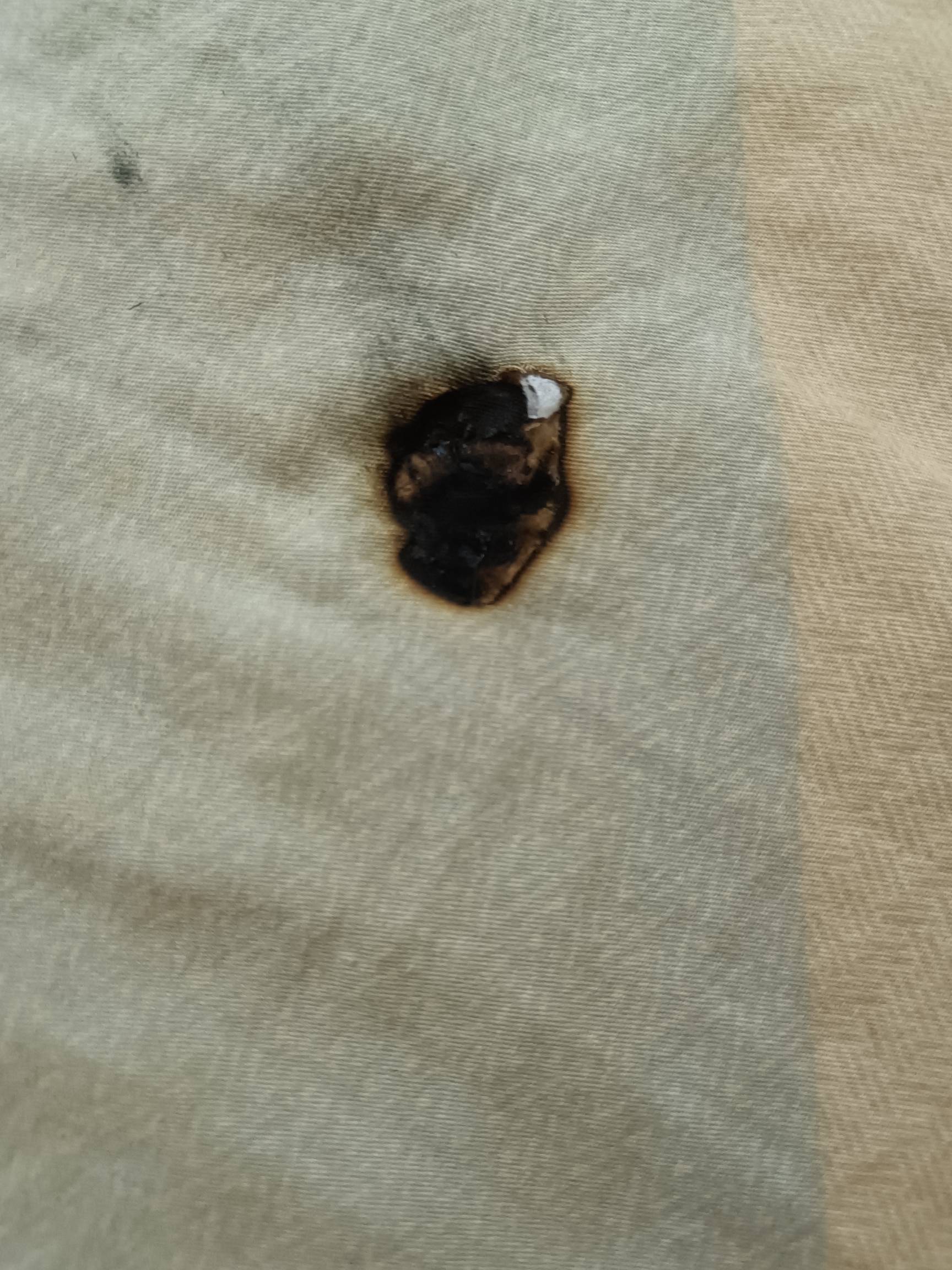 老哥们，有点后怕，刚才一边打游戏，一边抽烟，没想到烟头那里有一点火星掉床垫上没发87 / 作者:挂壁老哥饿了mm / 