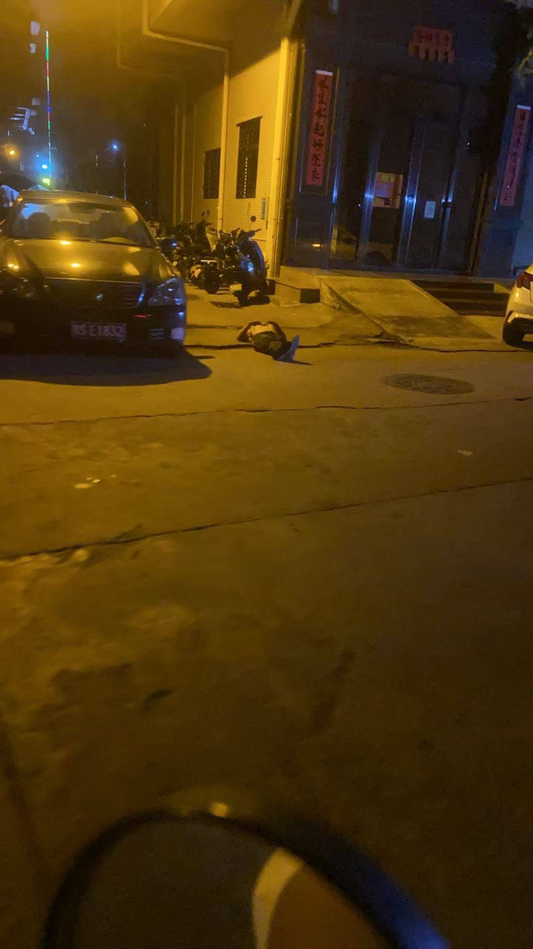 这是那个老哥啊，在马路上睡觉啊，开玩笑呢

59 / 作者:挂比了救我鸭 / 
