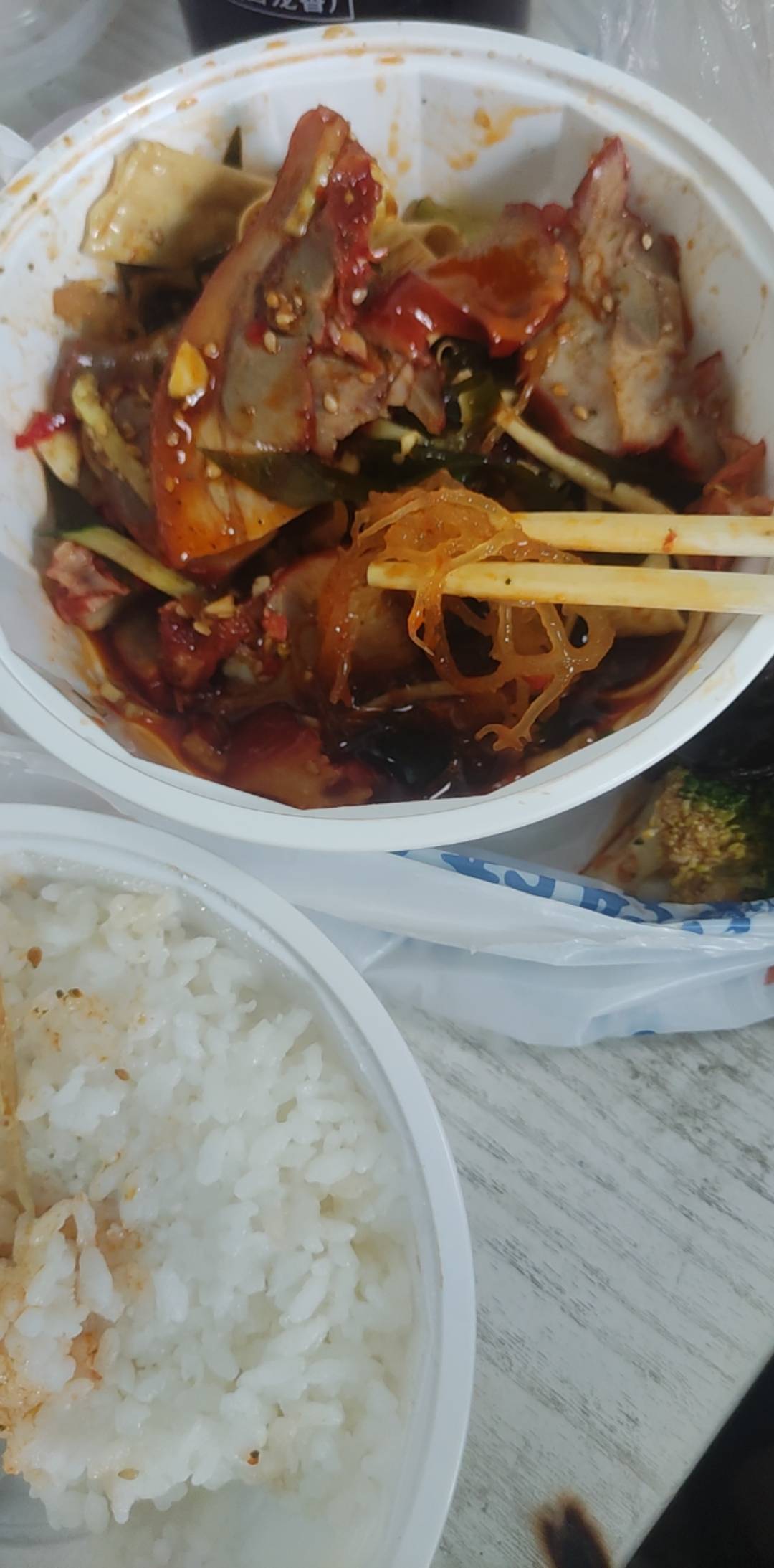 万能的老哥们，这个叫什么来着，小时候吃凉拌菜的时候特别喜欢吃

5 / 作者:兵 哥 / 