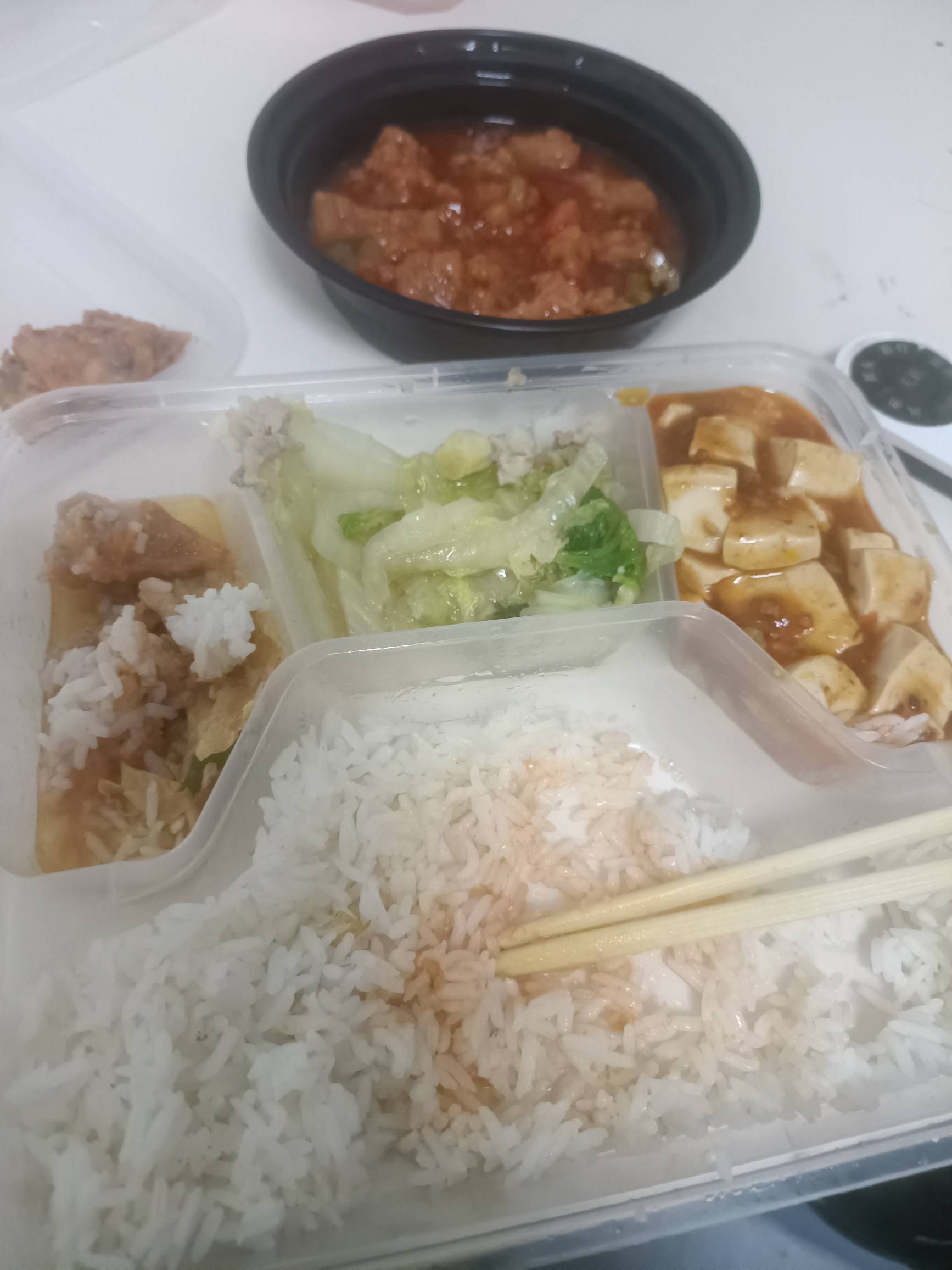 点了份快餐，还好我吃饭的.惯.惯把好吃的留在最后，最后吃酸甜排骨，单点的，已经臭了27 / 作者:小趴菜菜 / 