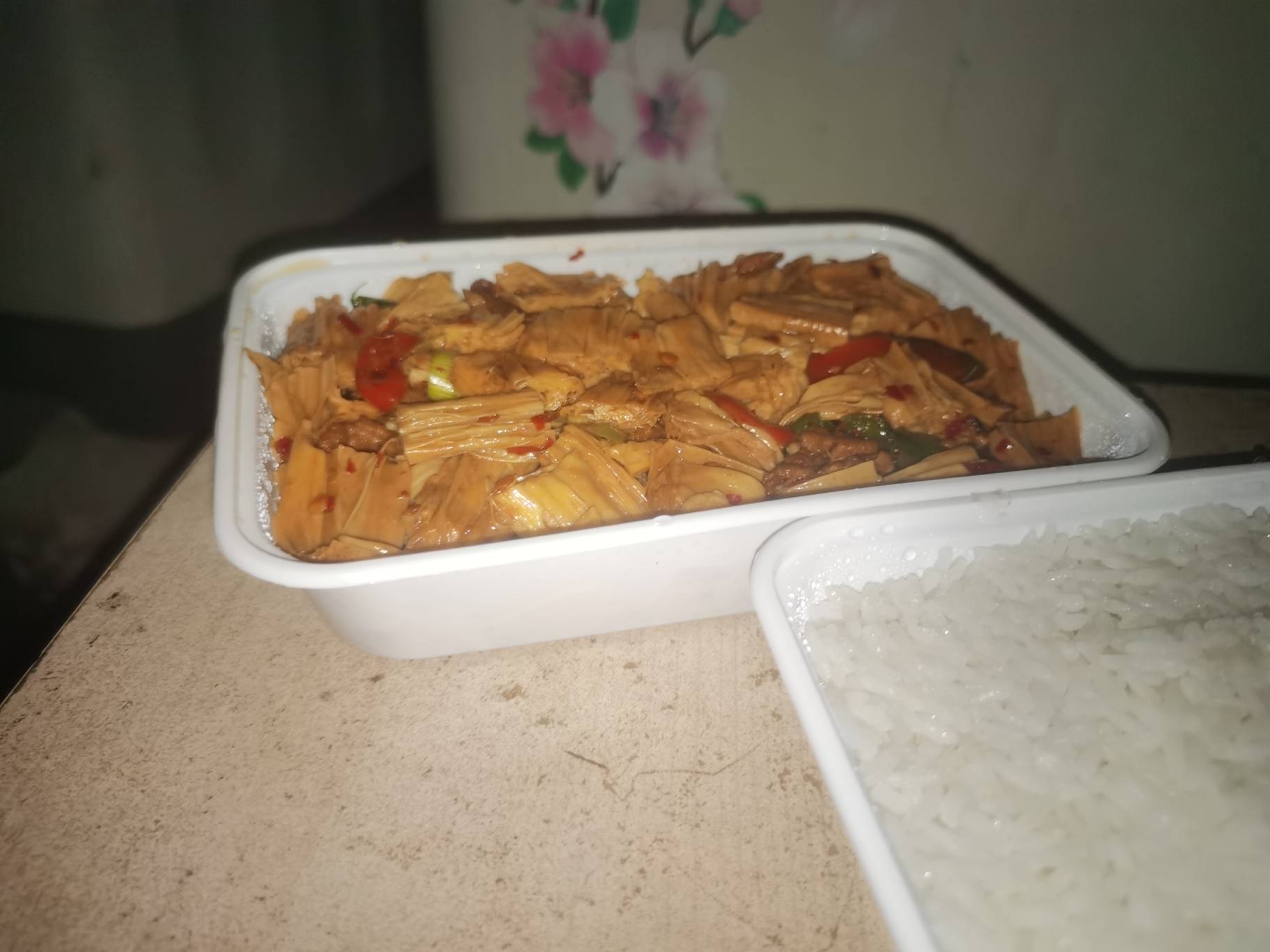 2.9的腐竹炒肉，拼好饭的到店自取

98 / 作者:凡人、 / 