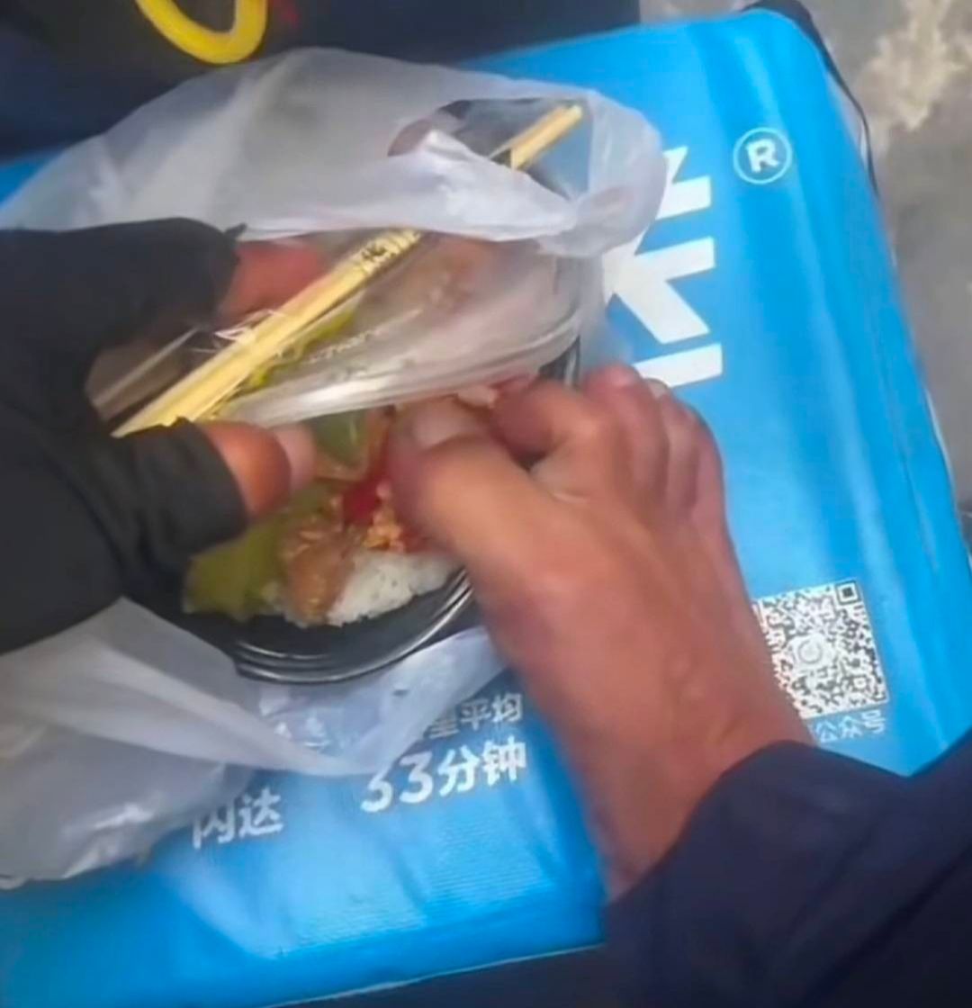 第一次投诉骑手 会扣他钱吗  扣多少   给我送别的楼去了 让他回来找 说让我等着把手里92 / 作者:隔壁来的小子 / 
