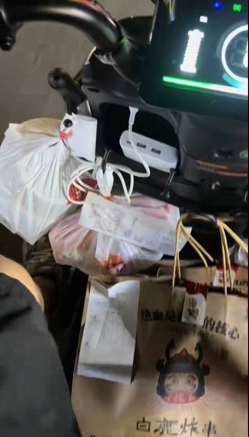 下大雨了，众包仔速速上线，10块一单，捡钱了

7 / 作者:卡农首富哥 / 