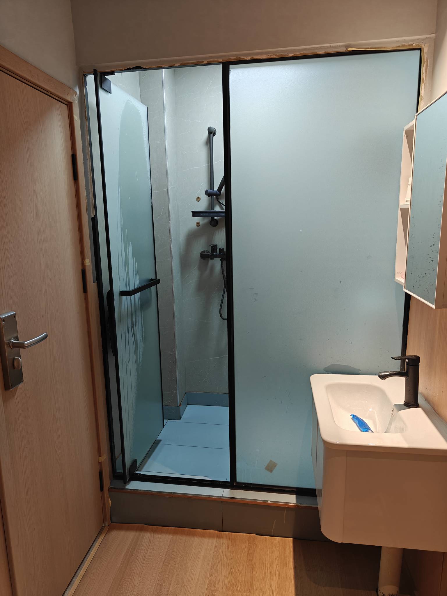深圳挂壁房包月2200这价格贵不老哥们，就一长方形，有点后悔，像棺材一样



21 / 作者:天天被骗 / 