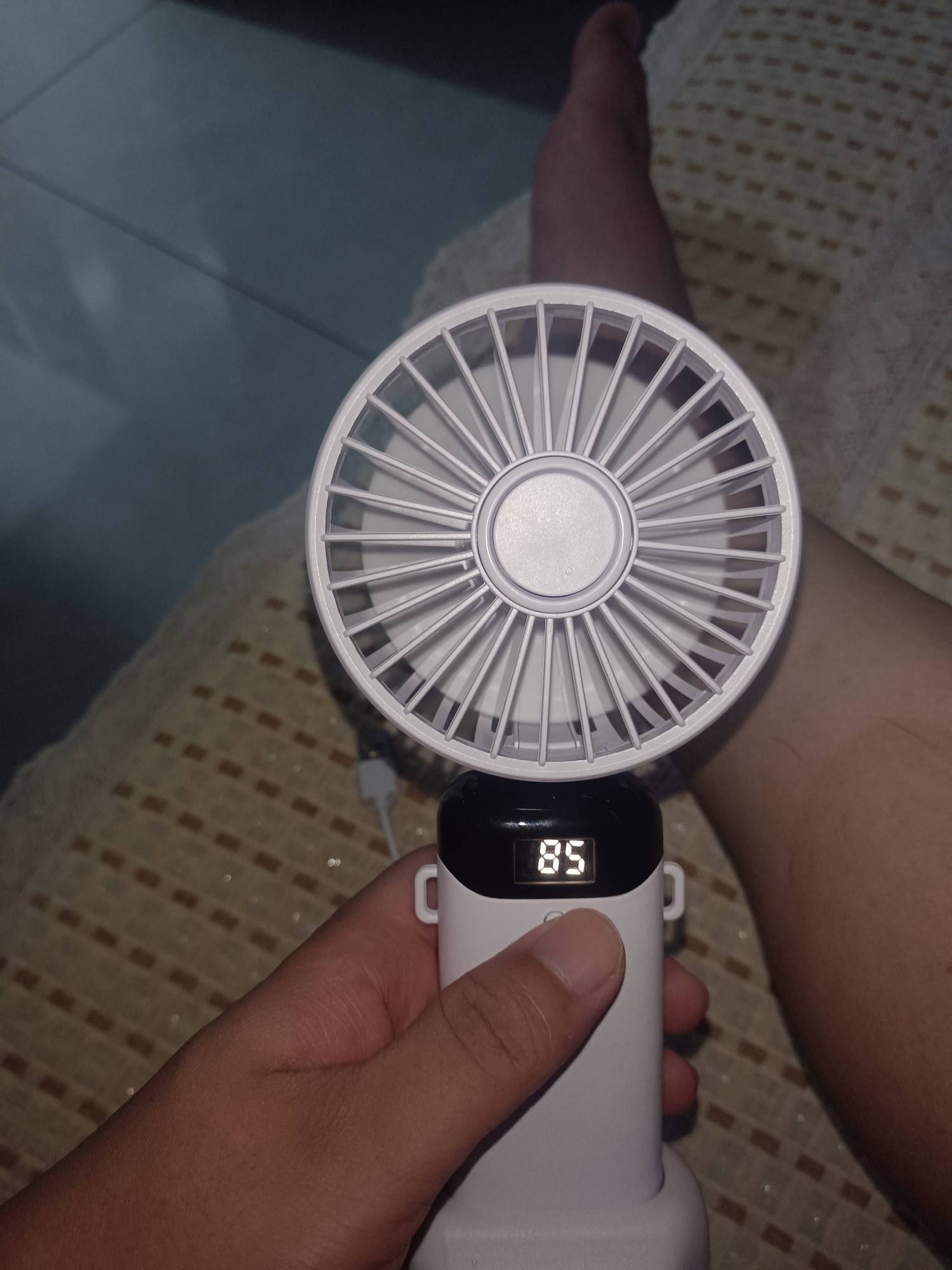 挂壁房，终于能吹上空调了，风扇吹的都是热风


33 / 作者:莪吥〆会输の / 
