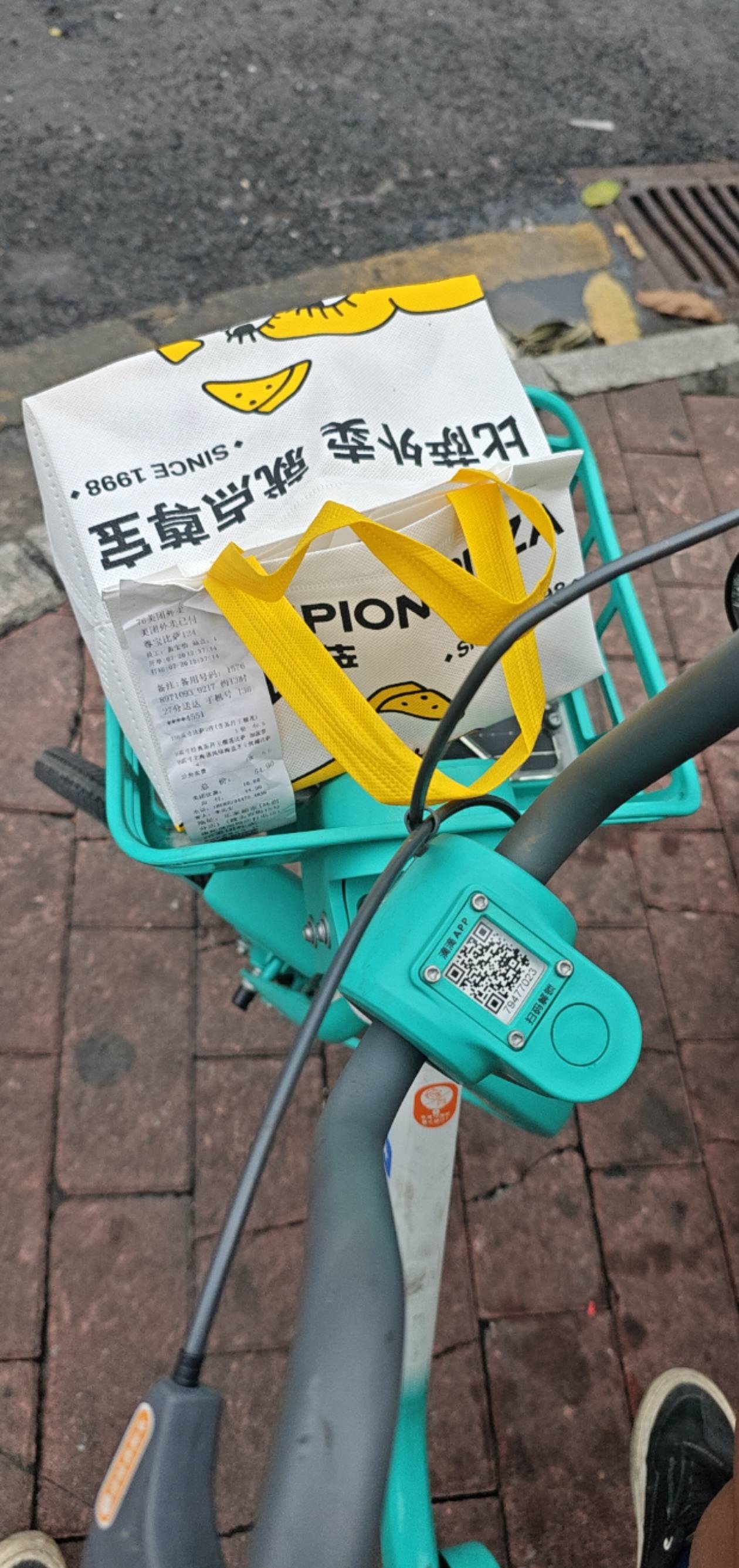 佬哥们 可以的 ！ 冒雨送了几单 时大时小的雨勉勉强强 手机快没电了 送完这单充电先

85 / 作者:赫赫赫连 / 