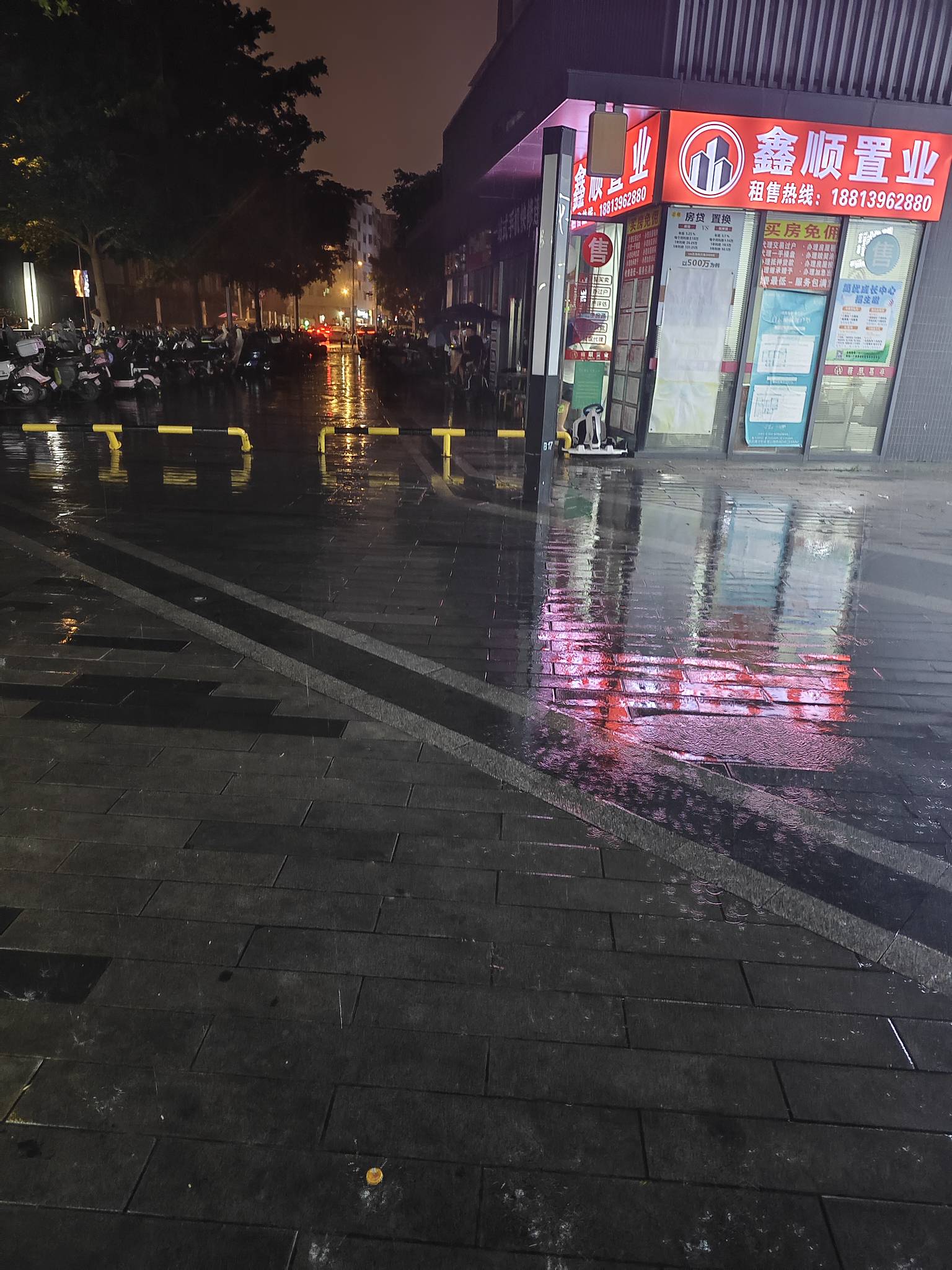 外卖佬哥们 这个怎么办 我骑单车这雨加风走不了阿


71 / 作者:赫赫赫连 / 