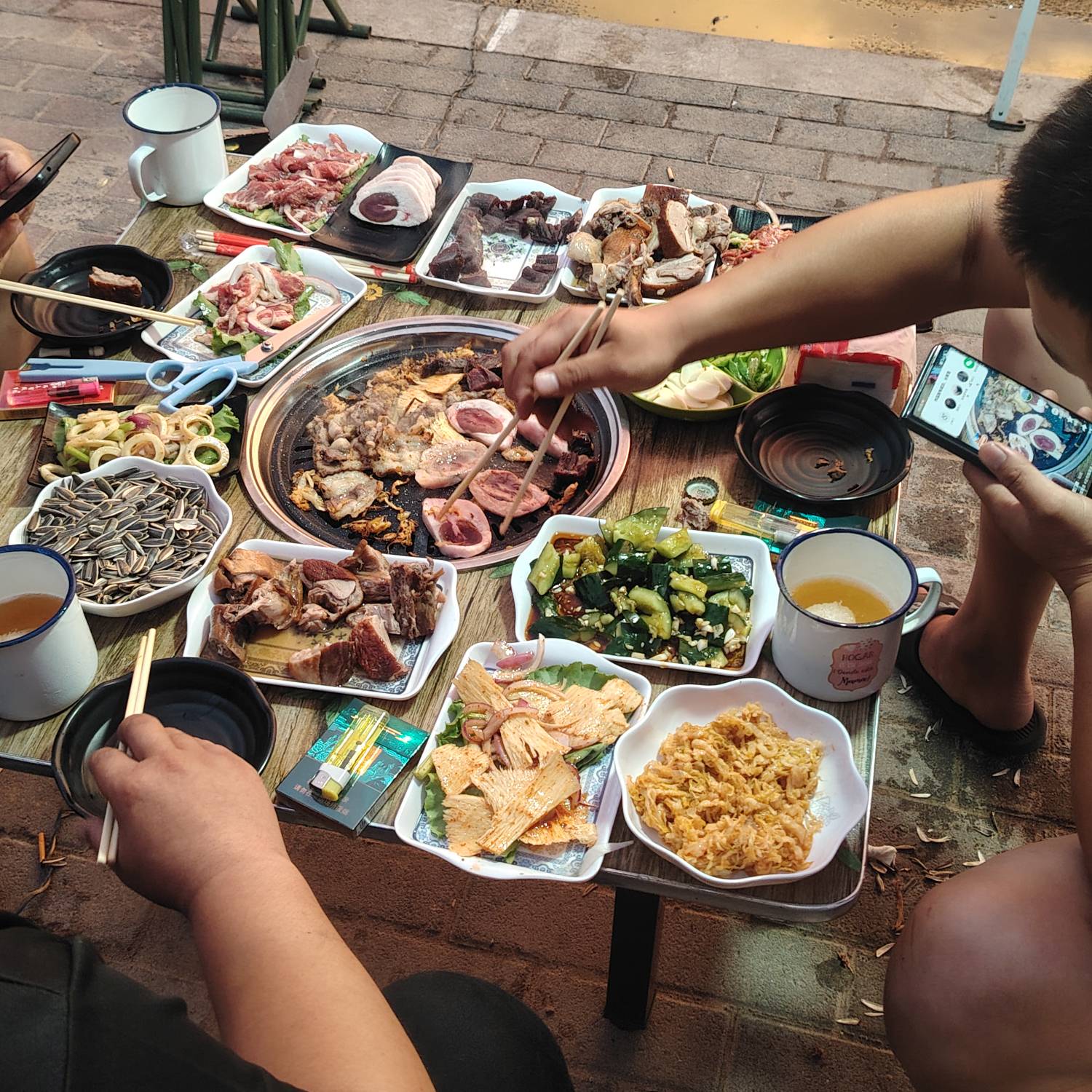 老哥们出摊夜市第一天开门红了，
两桌打起来见红了

15 / 作者:没啥心情 / 