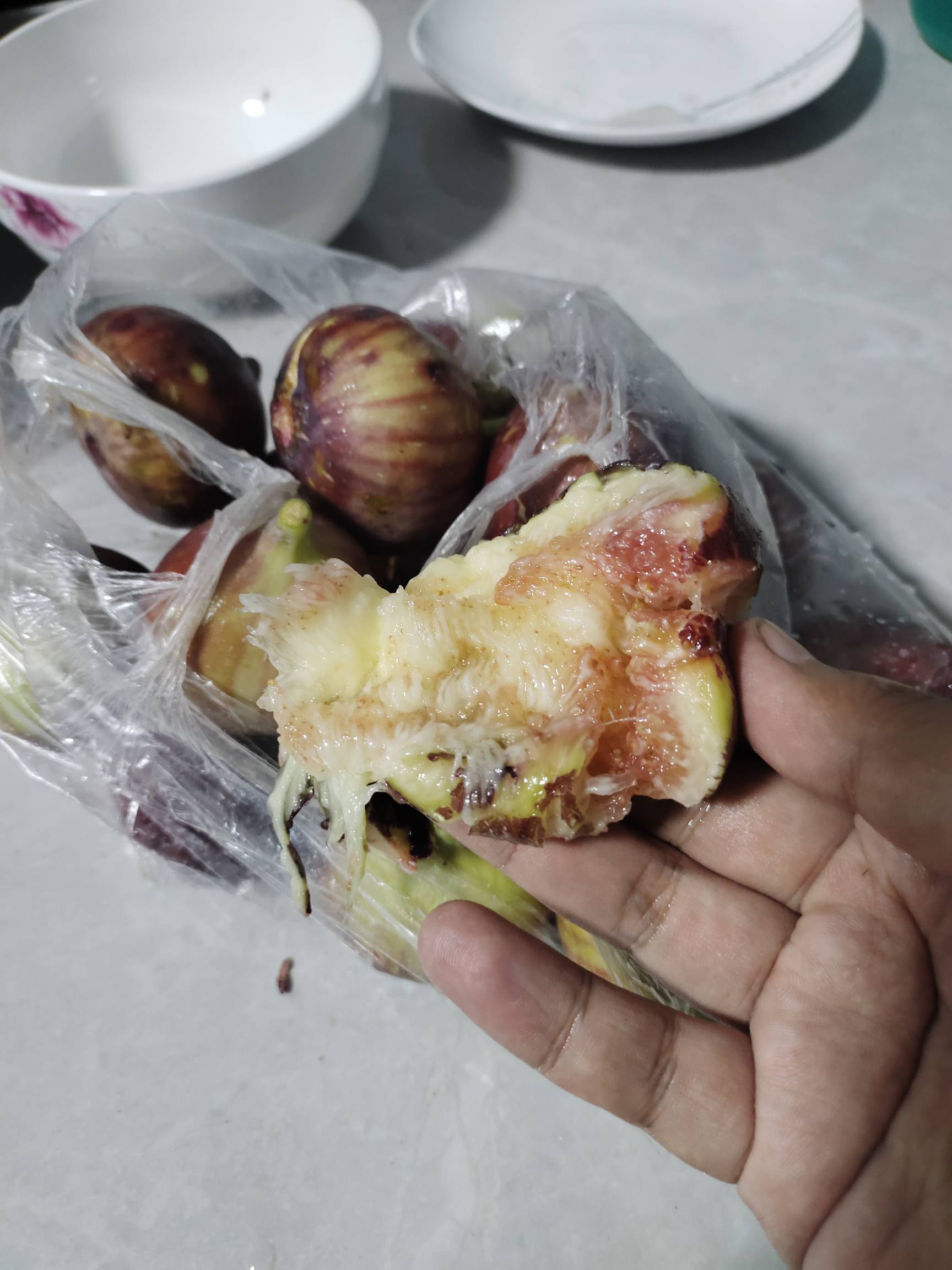路边天天很多老人家卖无花果，我还以为很贵呢，一直都没敢买，鼓起勇气，想着买两个尝12 / 作者:坤坤爱打球啊啊 / 