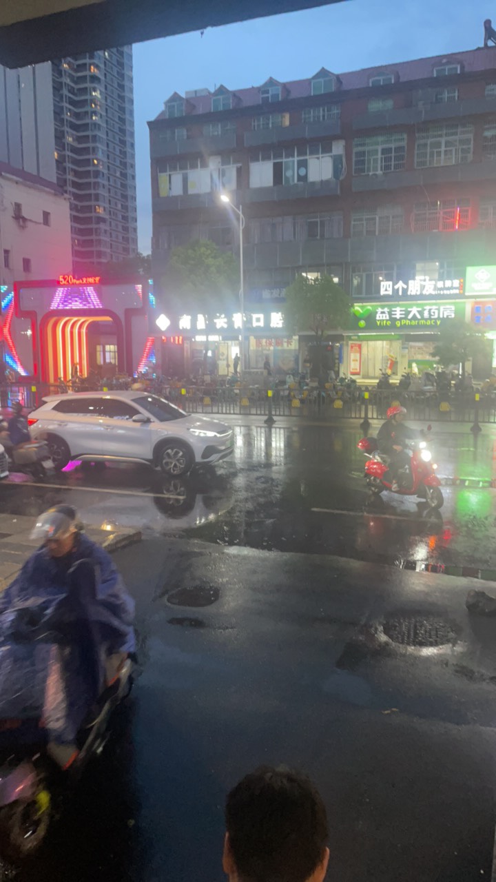 下雨啦、又得瘫痪在黑网吧

95 / 作者:寻梦青年2 / 