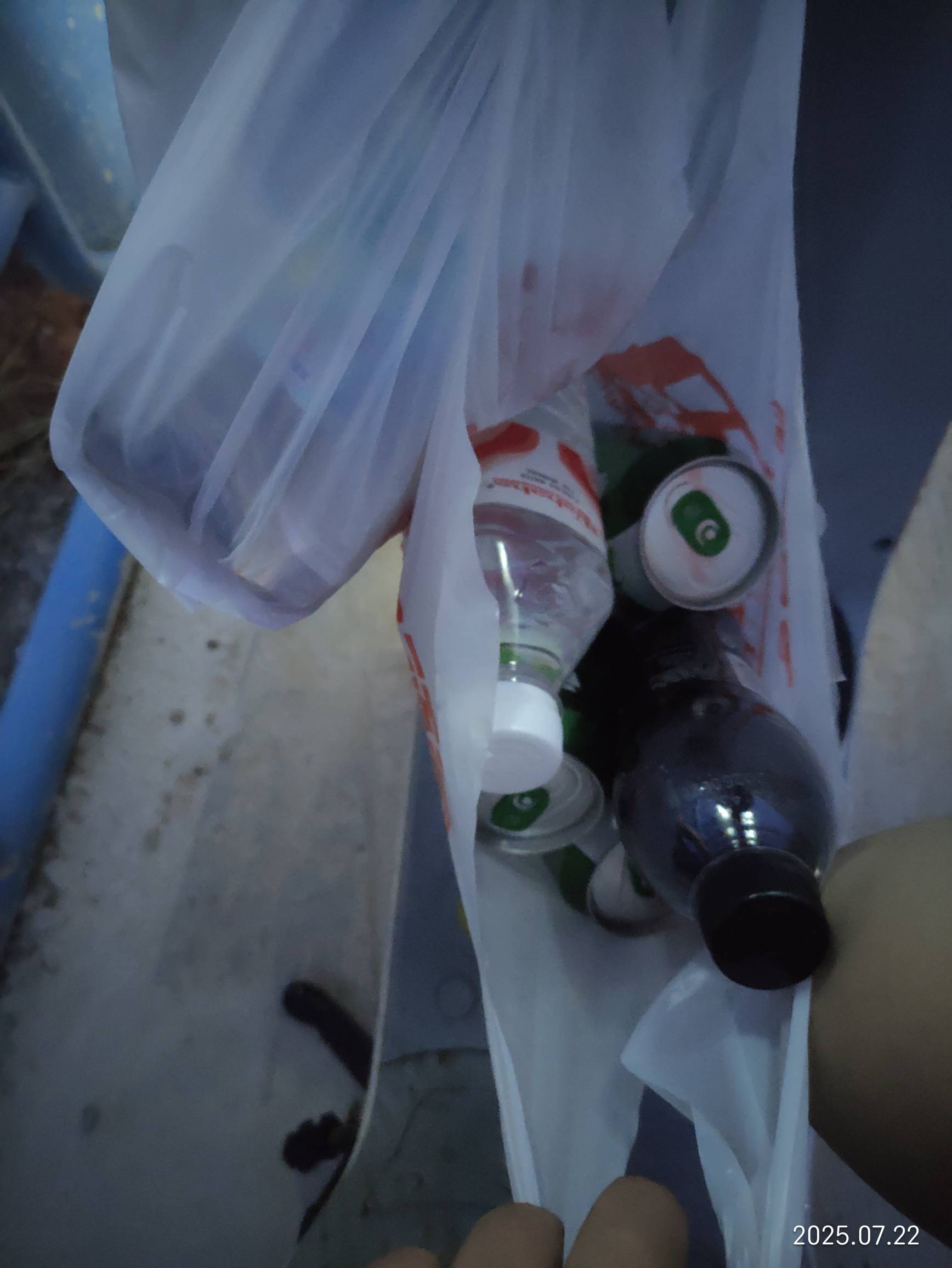 找了一天的螺丝厂，没人要，说年纪大了，36打螺丝没人要了，现在瘫痪在厂区路边，搞点32 / 作者:小风追云 / 