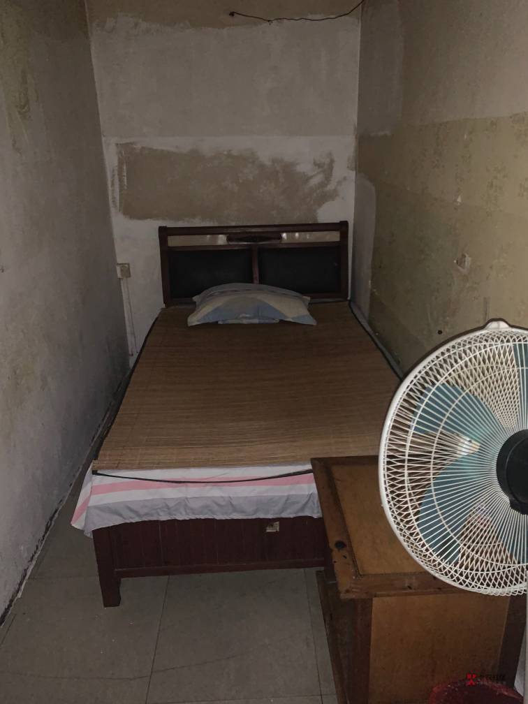 又回到了我的挂逼房   年纪大了，当保安都不要了

53 / 作者:无冕之王 / 