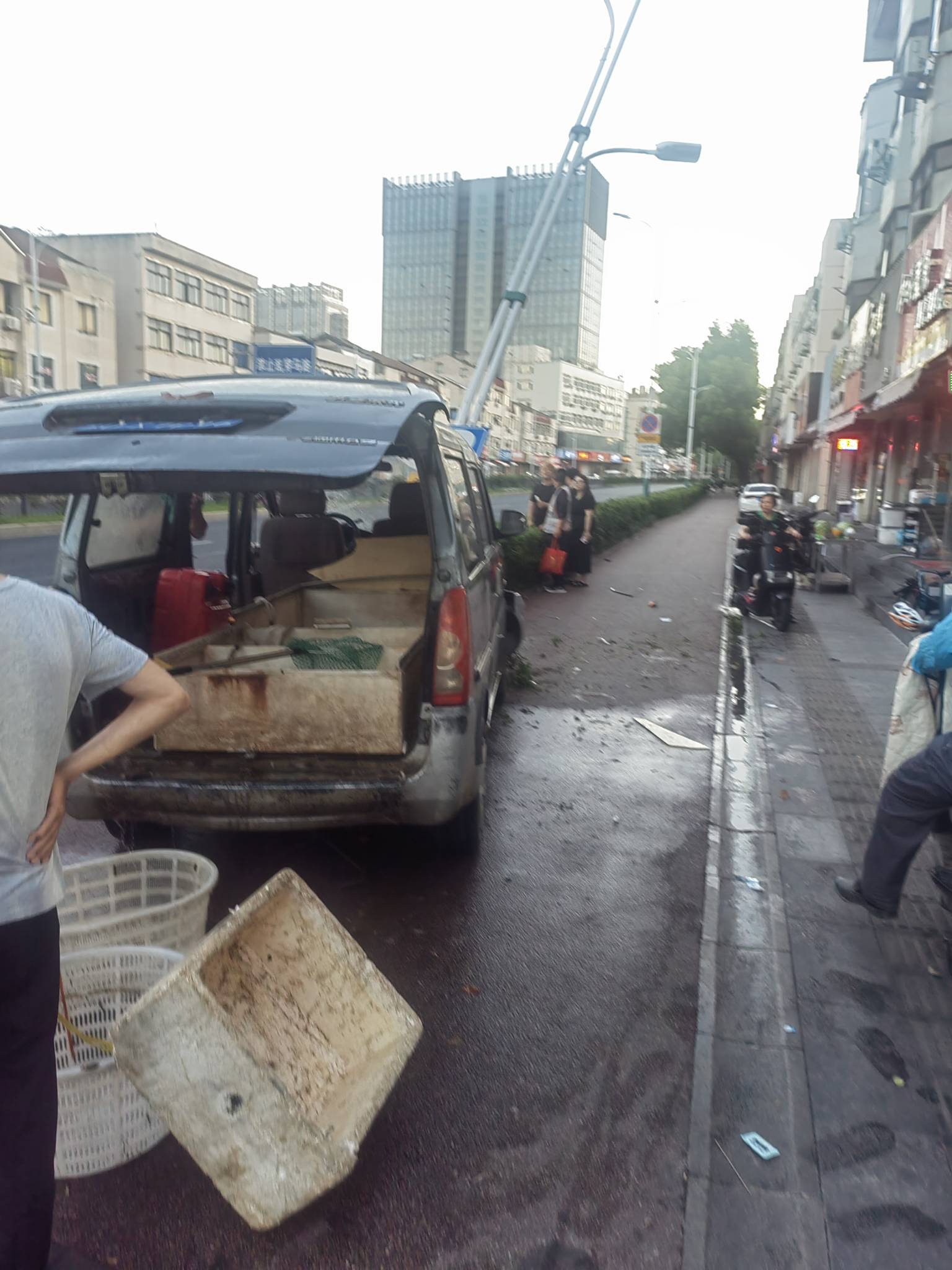 路灯都给撞歪了

71 / 作者:赣b佬！ / 